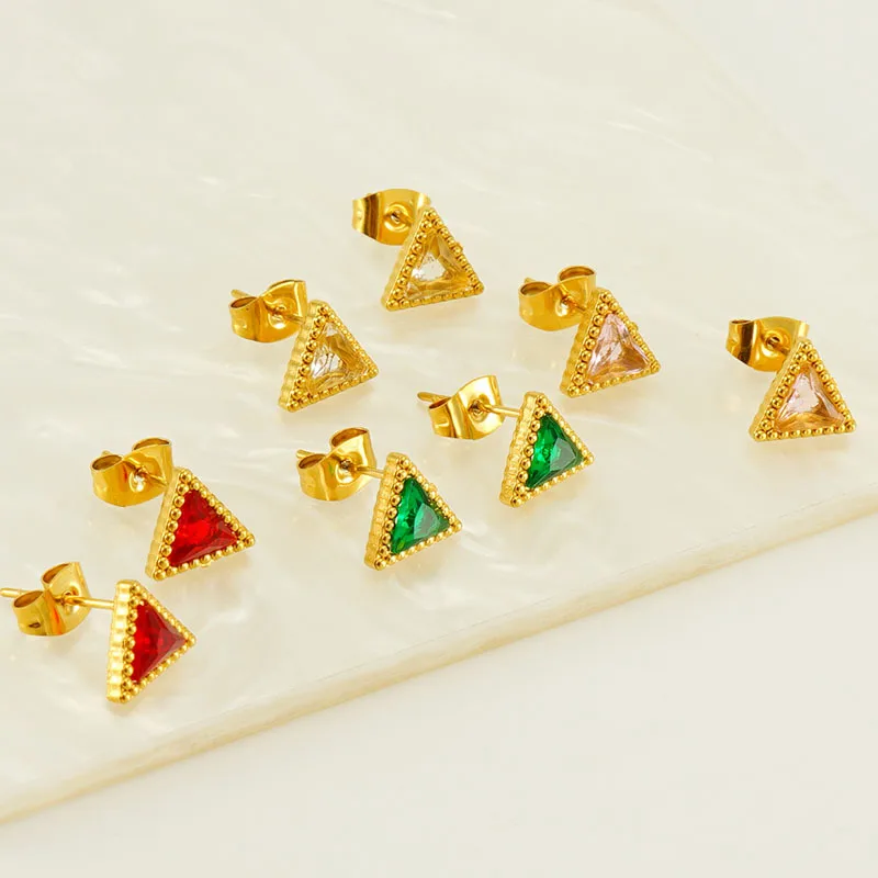 أقراط عصرية من الفولاذ المقاوم للصدأ على شكل مثلث كريستالي عيار 18 قيراط مطلية بالذهب مقاومة للماء مجوهرات منخفضة الحساسية للنساء والفتيات هدية