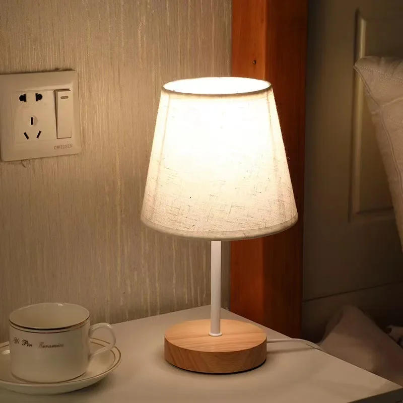 Decoración de tela de madera maciza nórdica, lámpara de escritorio usb, dormitorio, mesita de noche, estudio, luz nocturna led para el hogar, calcomanía creativa al por mayor