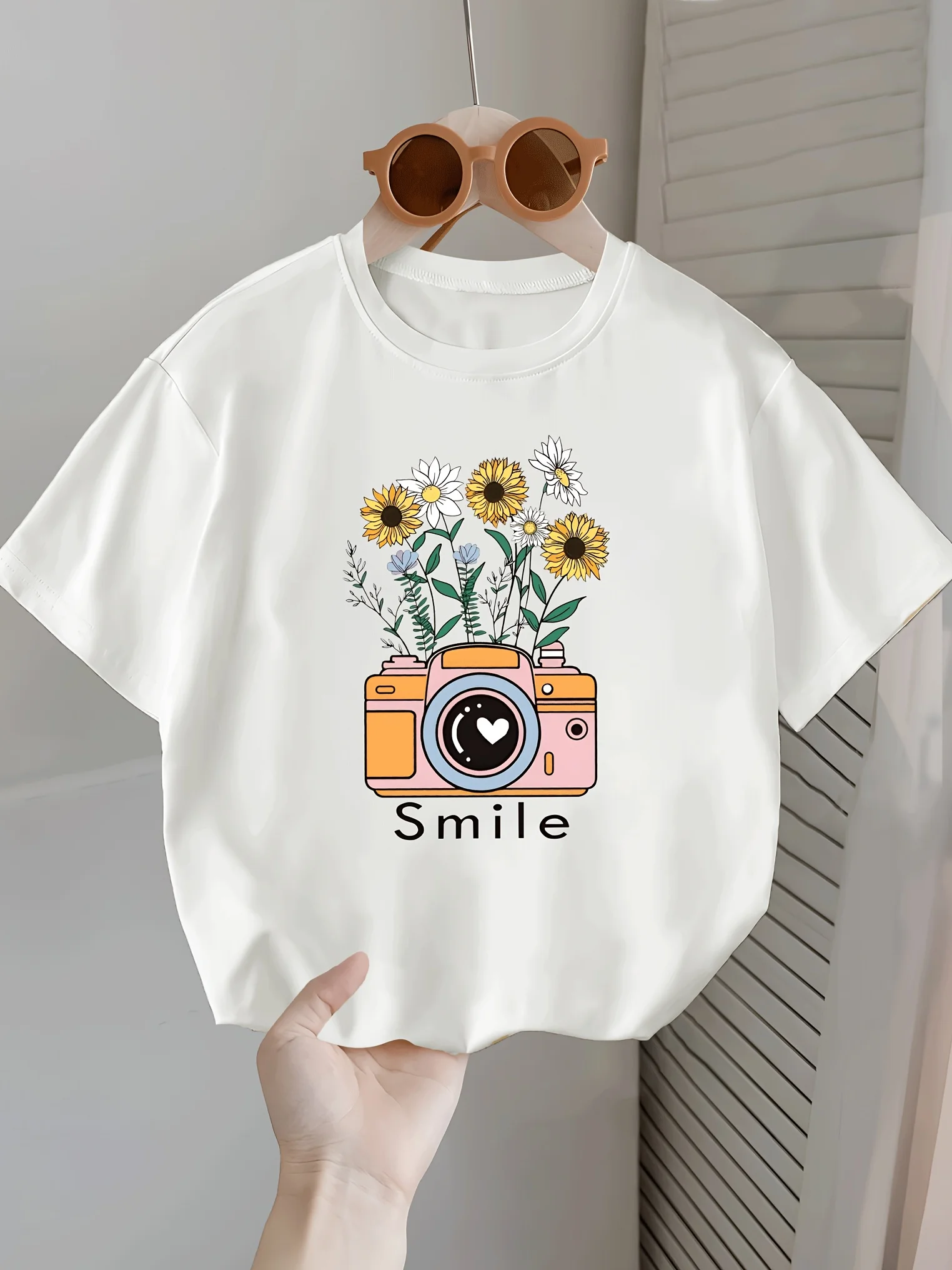 

Летняя футболка с цветочным принтом и принтом камеры для девочек, топ с круглым вырезом и короткими рукавами, удобный, идеально подходящий для игр, повседневная одежда, детские рубашки