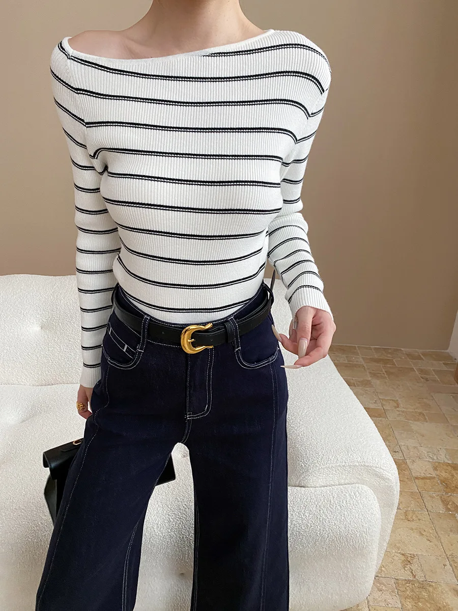 

Облегающий вязаный свитер с наклонными плечами и длинными рукавами в ленивую полоску