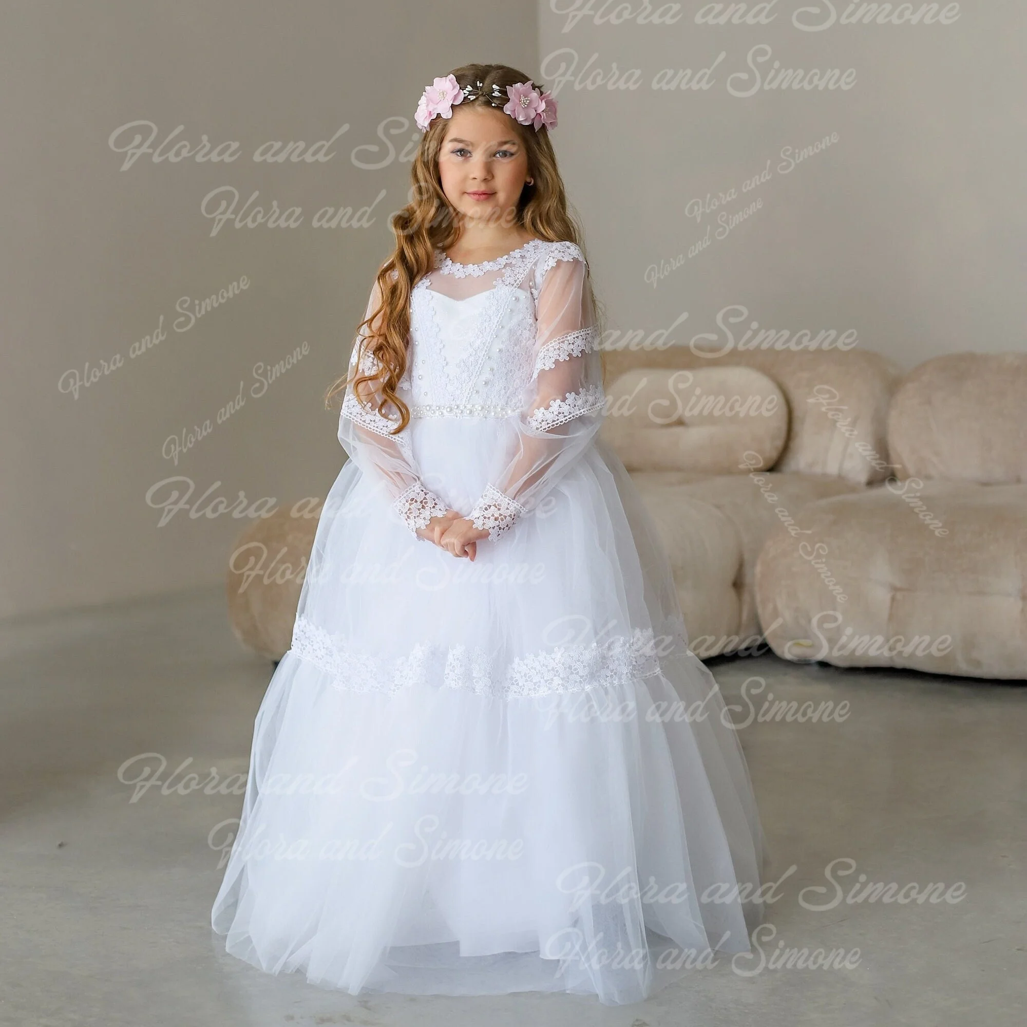 Maßgeschneidertes, luxuriöses, elegantes, mit Perlen verziertes Blumenmädchenkleid mit Spitze und Spleißen für Taufe, Erstkommunion, Partys, Hochzeitszeremonien