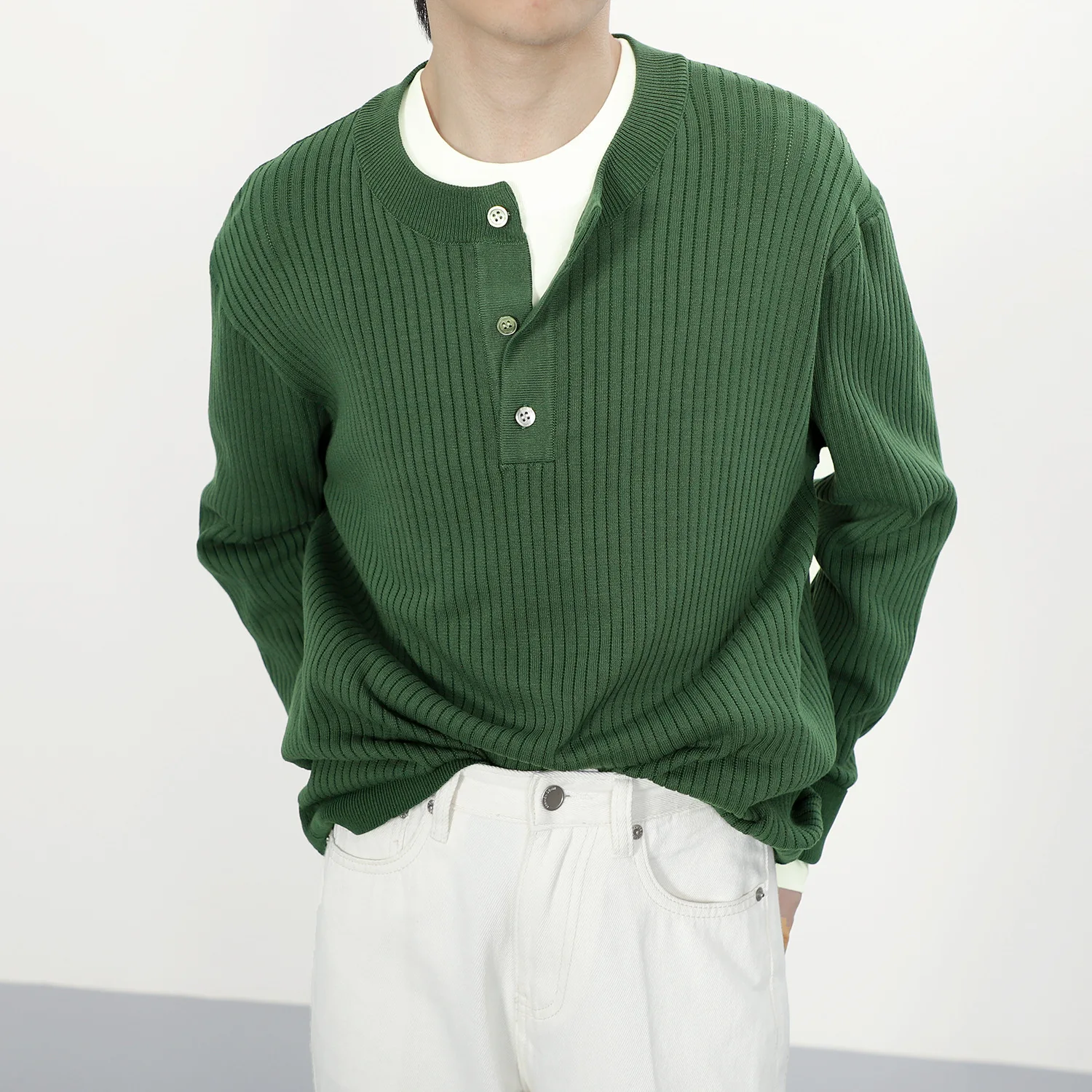 

High end solid color striped green sweater for men in autumn and winter trendy casual wear, with a base knit sweater for men