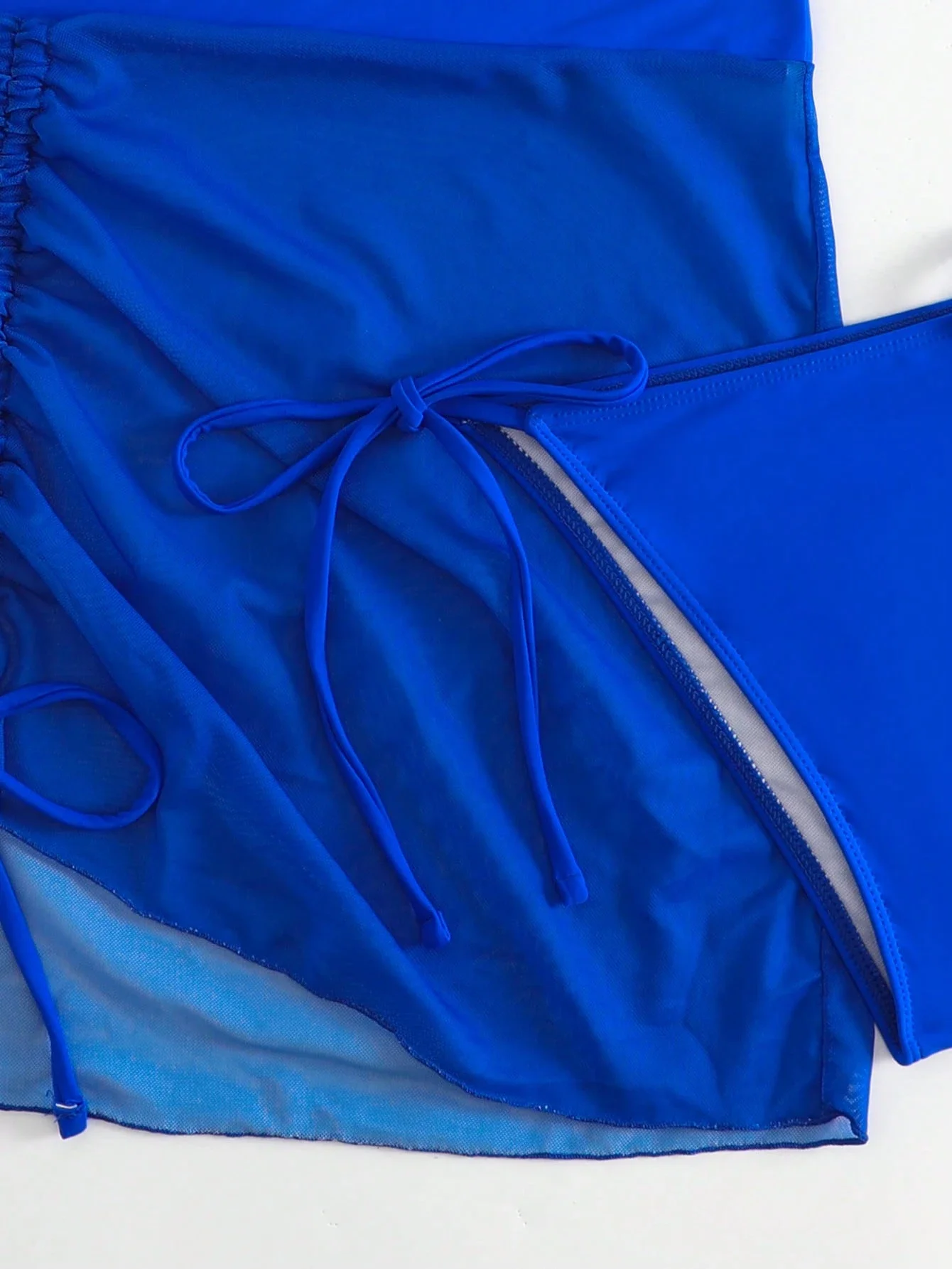 

Синий комплект бикини с треугольными чашечками, пляжной юбкой и банданой