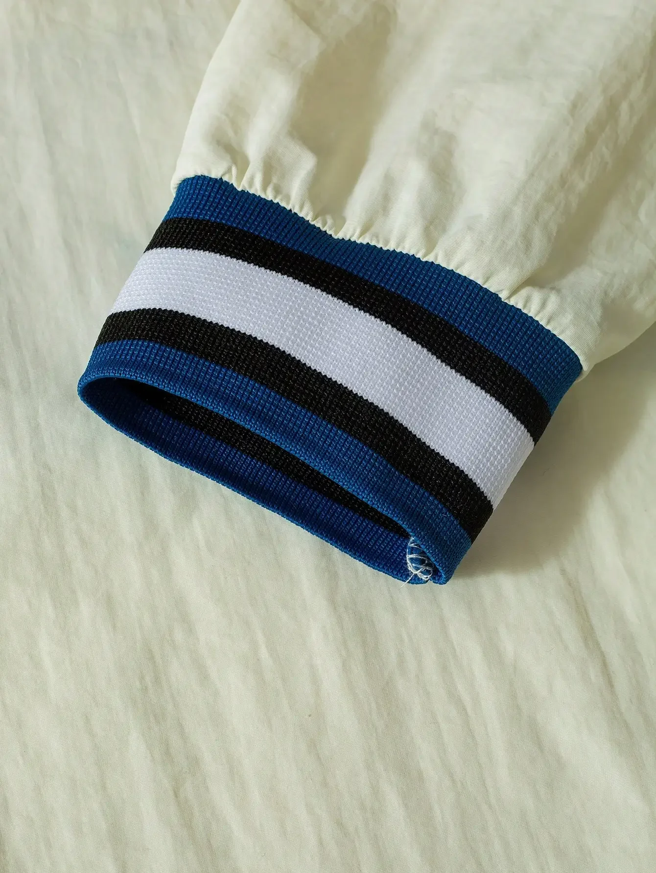 Stilvoller Herren-Pullover mit V-Ausschnitt und Stickerei – im sportlichen College-Stil, perfekt für eine bequeme Fahrt zur Arbeit. – Detail 4