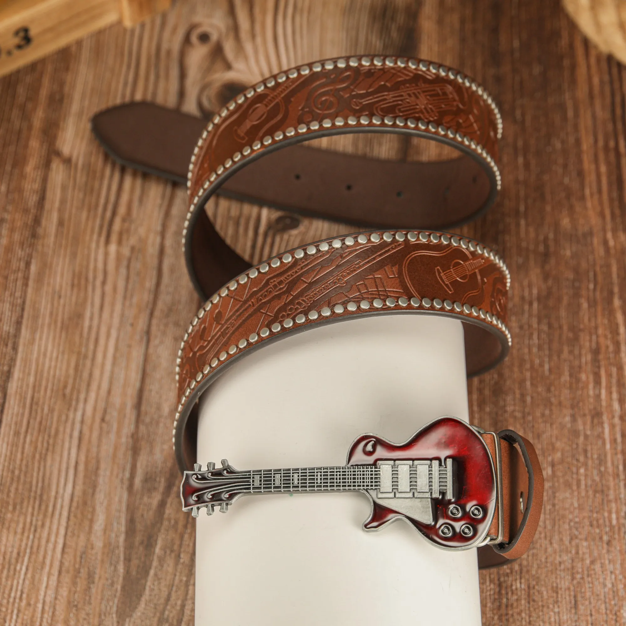 Öltropfen-Gitarren-Schnalle aus Zinklegierung, Retro-Trend-Gitarrennoten, PU-geprägter Nietengürtel, Unisex-Gürtel – Detail 2