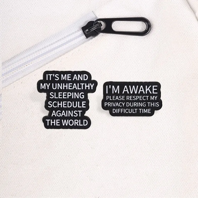 Schwarzer Text-Meme-Emaille-Anstecker „Ungesunder Schlafplan und ich bin wach“, lustiger Insomnie-Humor, Metallbrosche für Nachtschwärmer – Detail 4