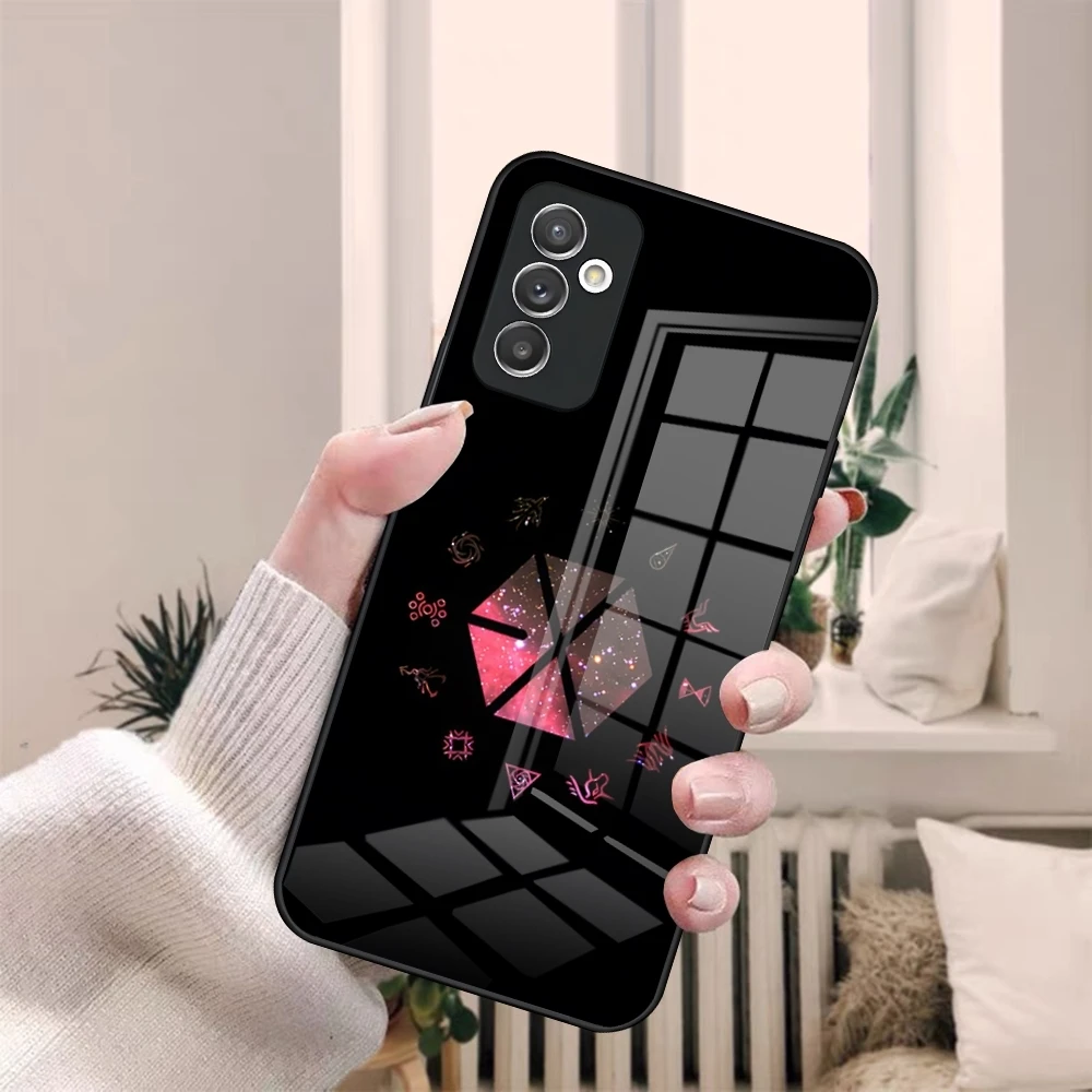 حافظة لهاتف سامسونج S20 S30 S21 S32 S23 S24 S9 S10E نوت 20 10 Pro Ultra Plus غطاء زجاجي فاخر