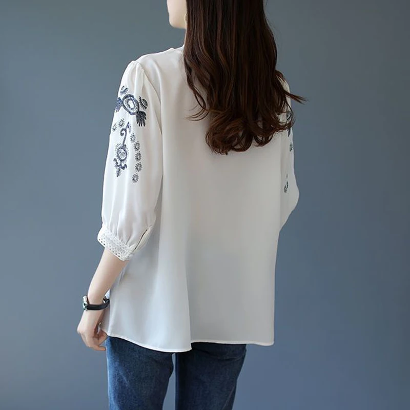 Blusa holgada informal de media manga para mujer, camisa blanca elegante Vintage con bordado de encaje, estilo coreano Simple, Verano