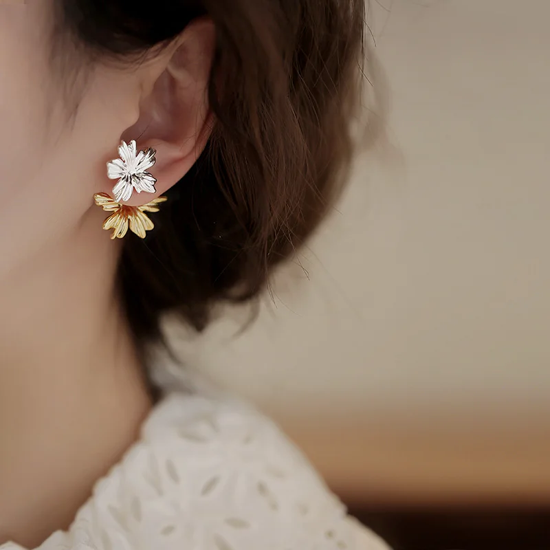 أقراط ذهبية وفضية بلونين على شكل زهرة، تصميم متخصص، أقراط فريدة من نوعها، أقراط مبالغ فيها بمزاج