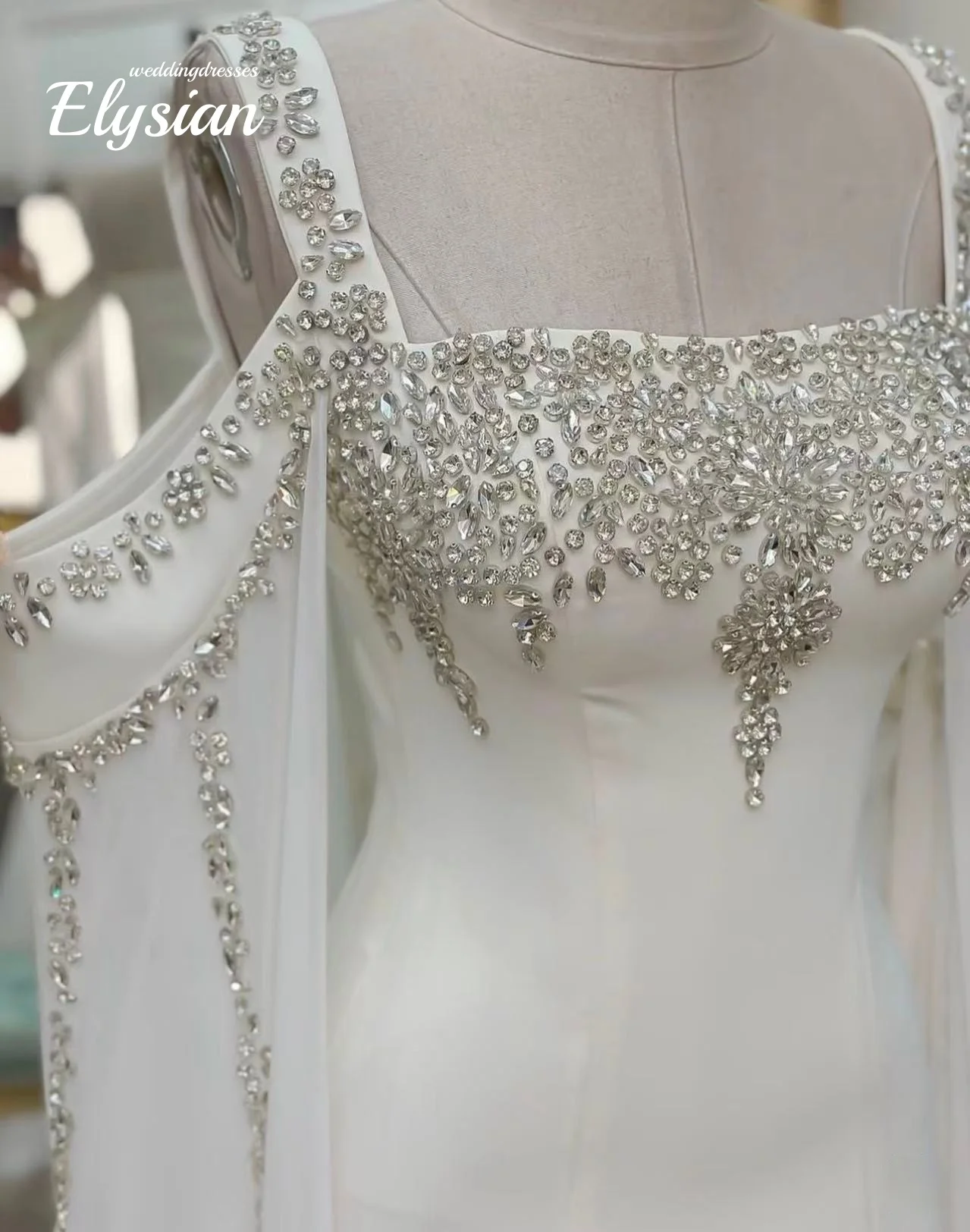 ชุดแต่งงานคอปกสี่เหลี่ยมกว้างประดับคริสตัลแบบสั่งทำพิเศษ พร้อมแขนเสื้อพลิ้วไหว ชุดราตรีสำหรับเจ้าสาว