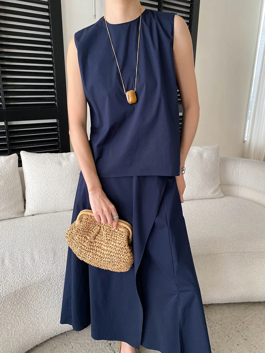 Frühlings- und Sommer-Damen-Set: Lässiges, einfarbiges, unregelmäßig designtes, ärmelloses Westen-Shirt mit Rundhalsausschnitt und Halbrock. – Detail 9