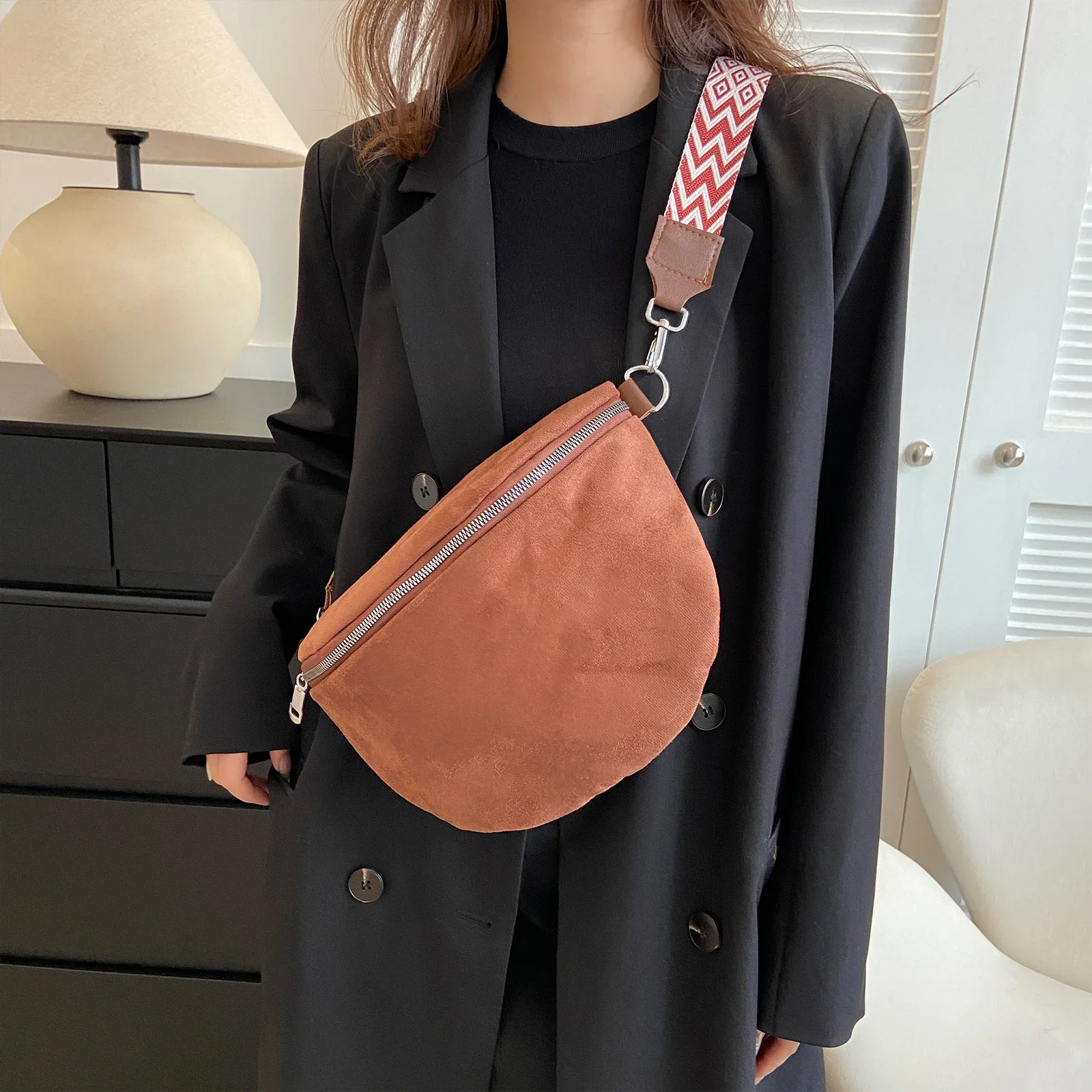 Fashion Suede Women Waist Bag Retro Half Moon Banana Bag Wide Strap Ladies Shoulder Satchel Designer Chest Bag Luxury Fanny Pack