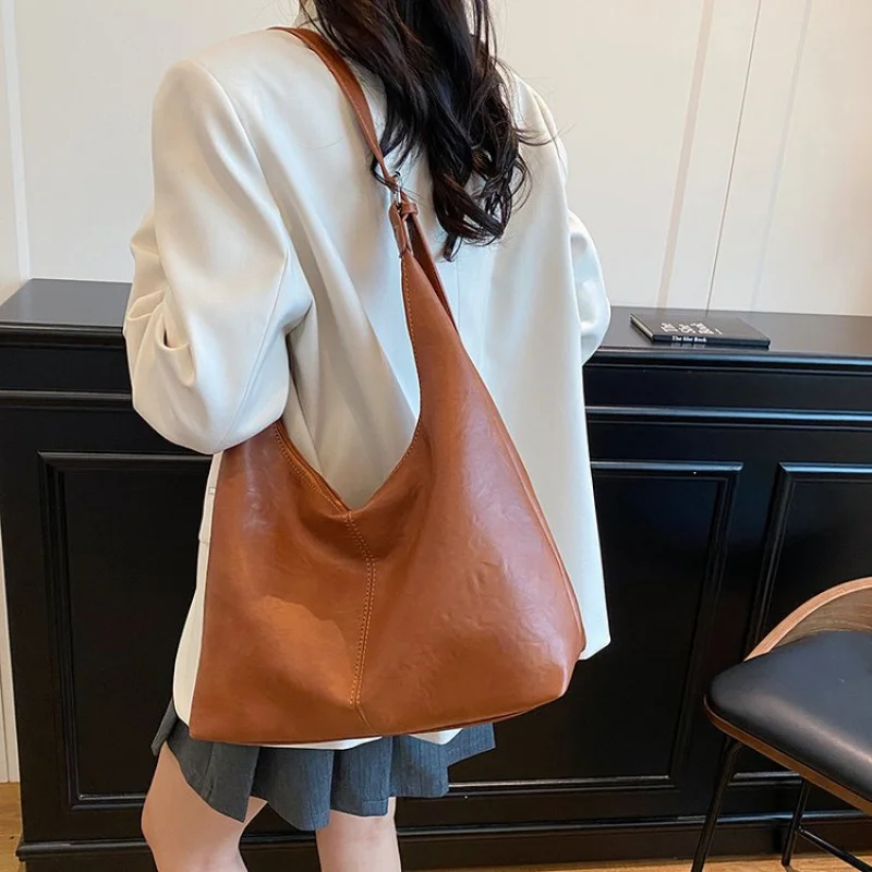 

Трансформируемая сумка-рюкзак для женщин. Практичный дизайн, который трансформируется от рюкзака до сумки. Легко для поездок на работу.