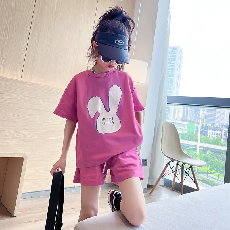 

New summer girls' outfit set features a trendy and fashionable summer children's short-sleeved top and shorts 2-pce set