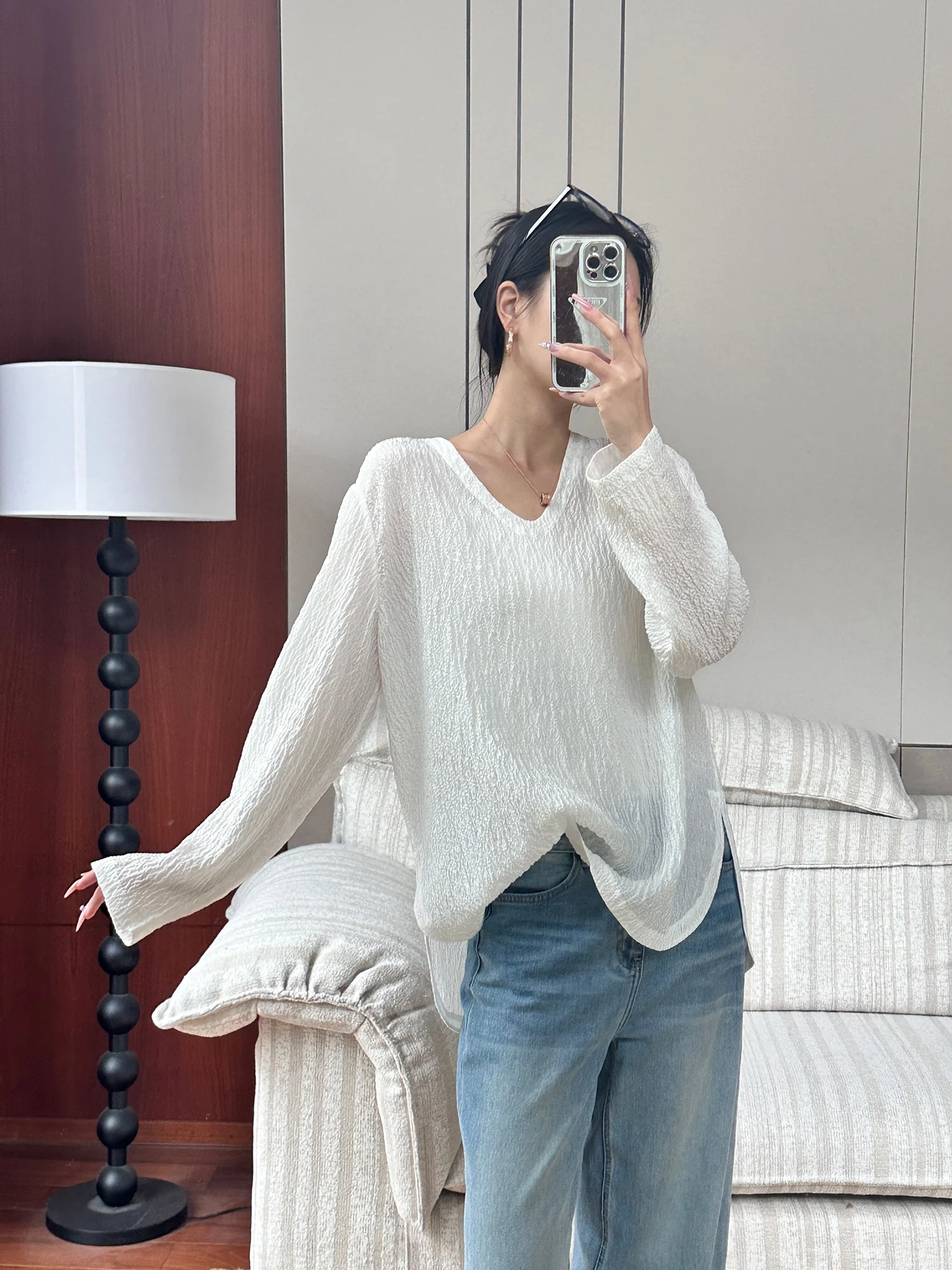 

Модный топ Lao Yang Family Clothing ME Luminous Person 2026: шелковая повседневная футболка с V-образным вырезом, приталенная, с длинным рукавом
