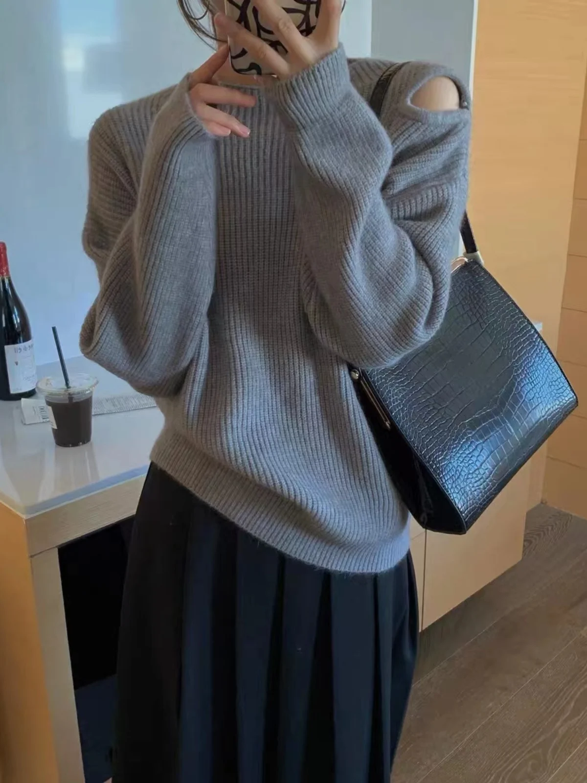 Thiened round Ne Knitted Sweater oulder Exposure Design Sweet Sle Women's Faionable Soft Feel Pullover Autumn Top