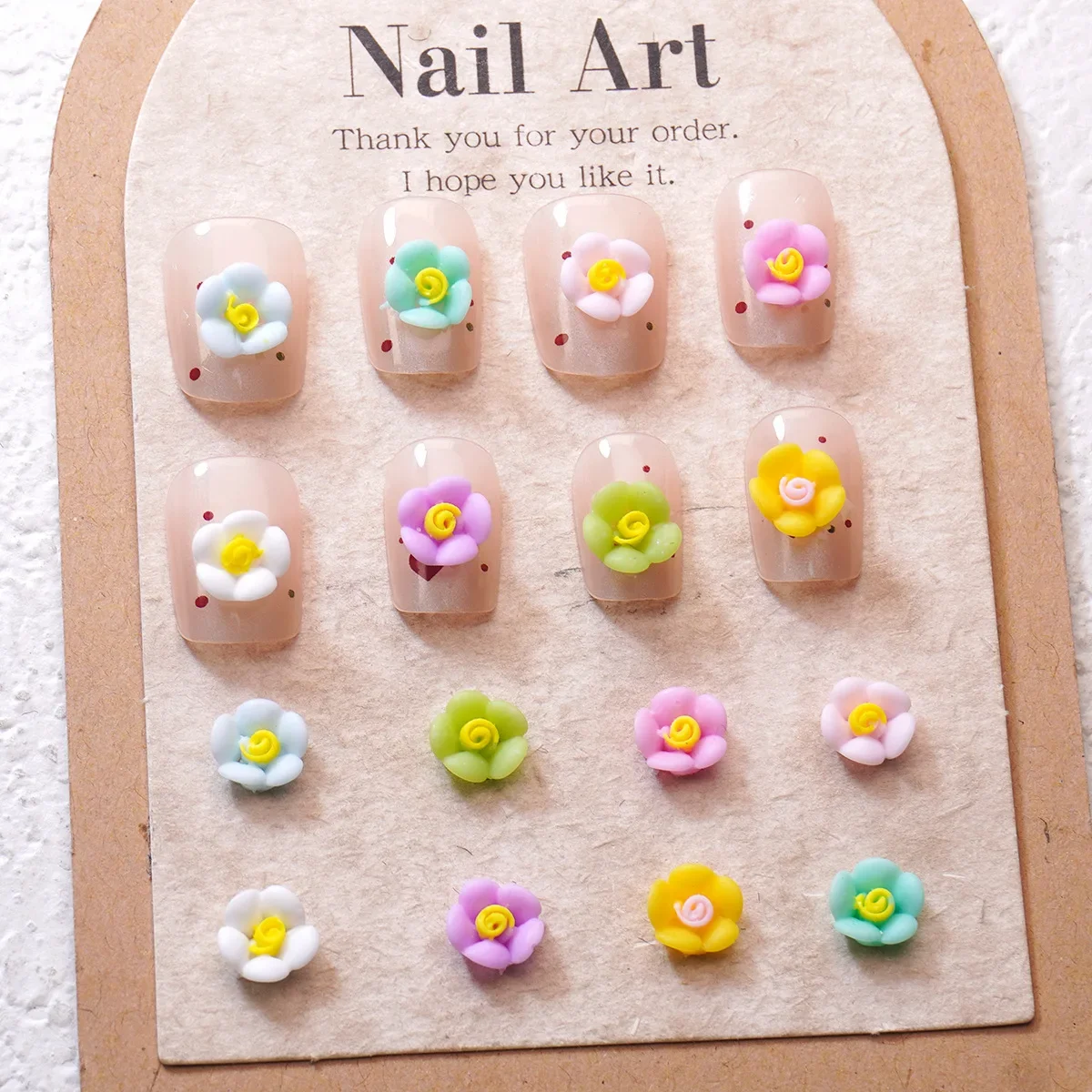 100 Stück/Packung, einfarbige Nagelanhänger mit 5 Blütenblättern – minimalistische Kunstharz-Blumen-Nagelkunst, elegante einfarbige Nageldekoration für DIY-Maniküre