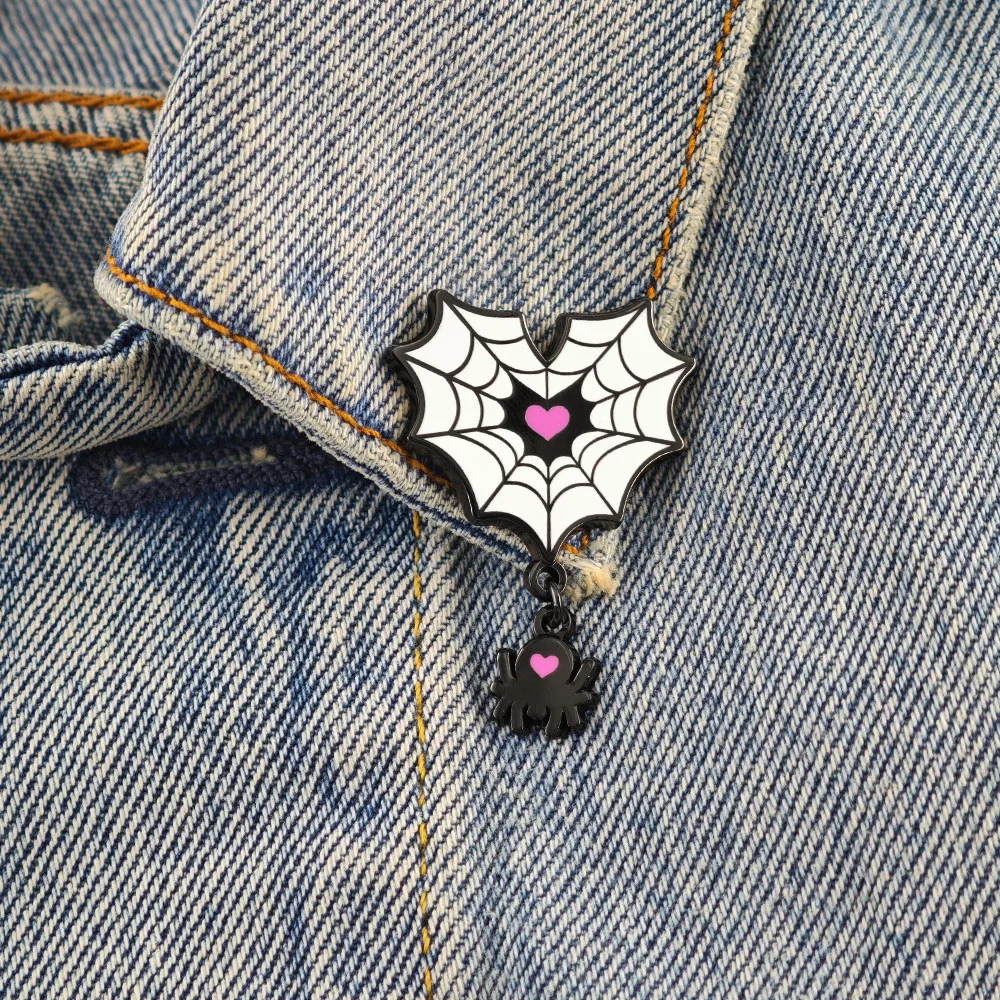 Goth-Herz-Spinnennetz-Brosche, rosa Herz-Metallabzeichen, hängende Spinnen-Emaille-Pin, Y2K-Punk-Schmuck, Halloween-Geschenk – Detail 5
