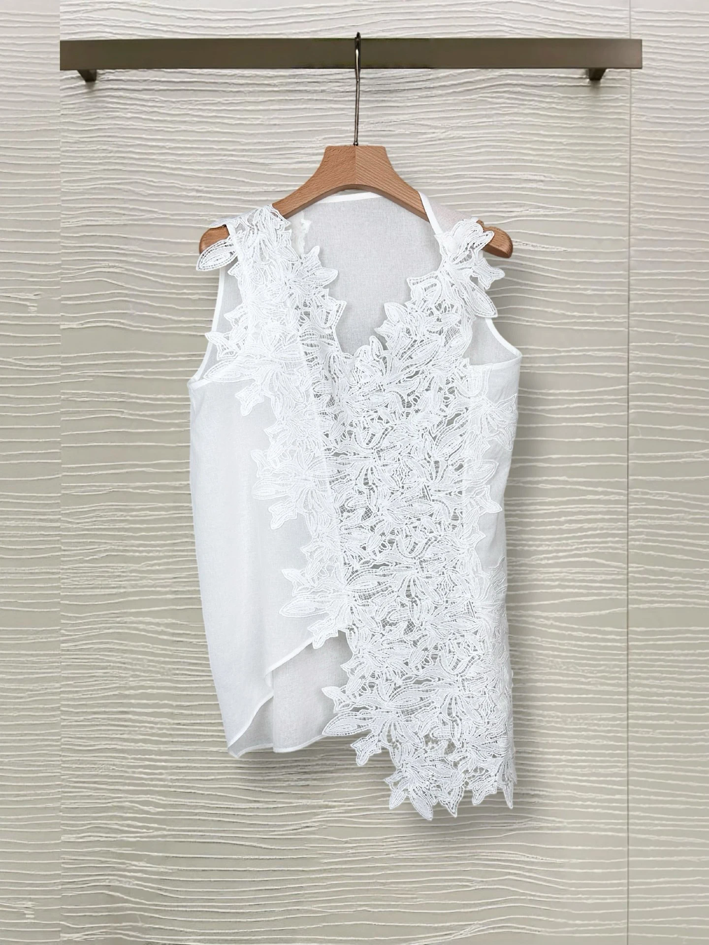 

Women White Lace Sleeveless Blouse V Neck Floral Crochet Irregular Hem Elegant Casual Tank Top High Quality Sweet Luxury Solid