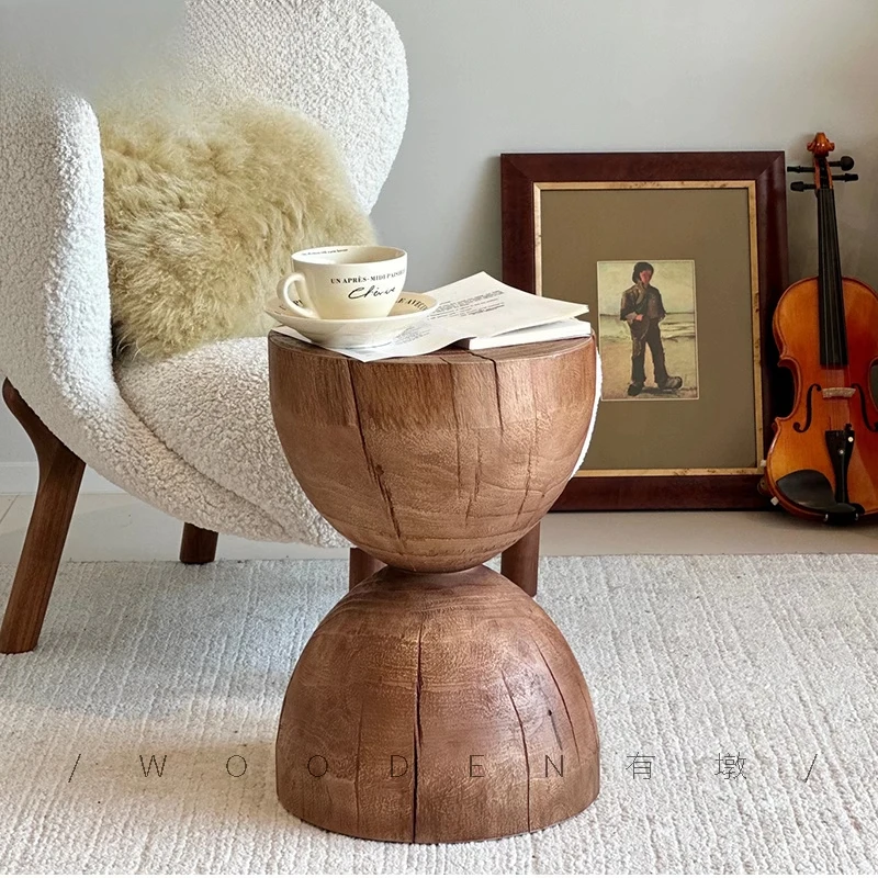 

Края пирса из массива дерева, несколько глубозернистых ретро-бревен, журнальный столик, кровать и уголок для завтрака, несколько резных скамеек, ваби, песчаный ветер, ло