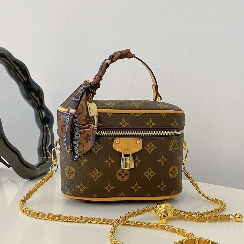 

Classic style box-shaped bag with lock element made of PU material. Women's selected bag. Best-selling retro design.