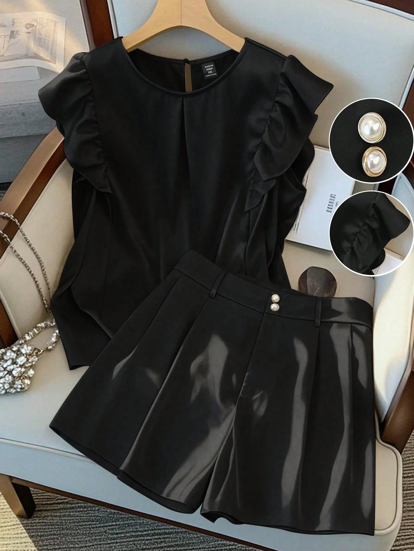 

Элегантный повседневный комплект из двух предметов: топ с круглым вырезом и рукавами с рюшами и шорты из сатина