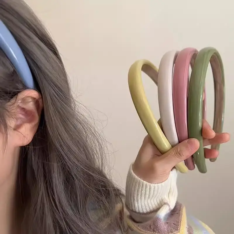 Sommerliches, bonbonfarbenes, dünnrandiges Leder-Stirnband mit rutschfestem Innenfutter, mattiertem Finish, süße Haarbänder, Accessoires für den Alltag und Feiertage – Detail 5