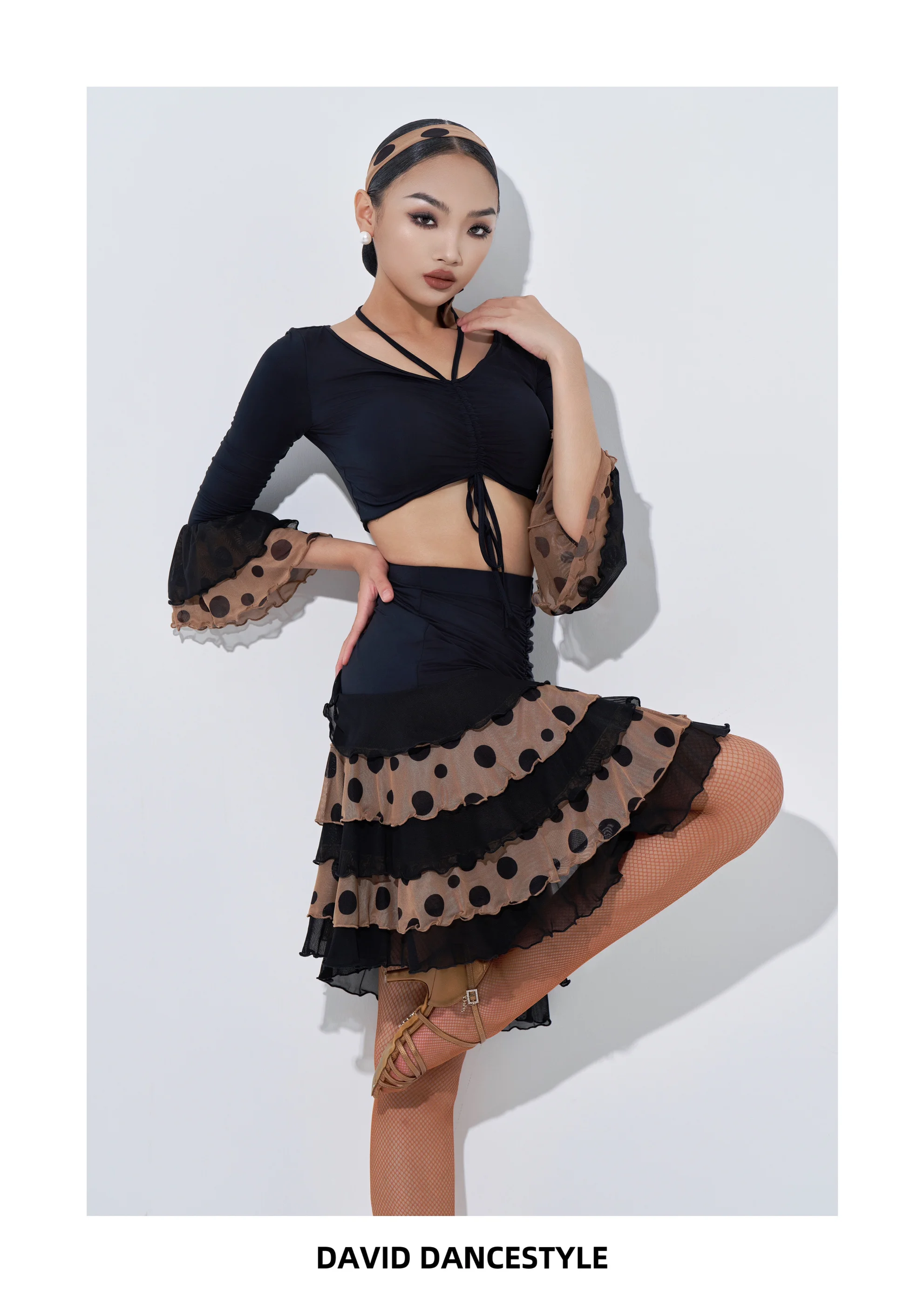 Женский костюм для латинских танцев из Великобритании, комплект из двух предметов, топ с бретелькой на шее, шнурком и зубчатым краем, юбка для латинских танцев, бальных танцев