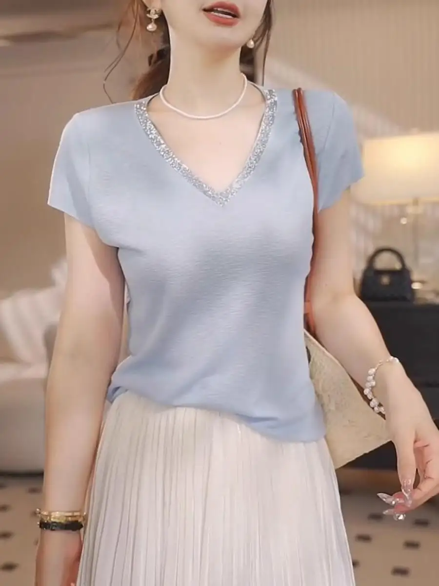 blusa-feminina-de-verao-nova-com-decote-v-manga-curta-efeito-emagrecedor-em-trico-com-strass-e-seda-gelada-com-bolso-e-lenco