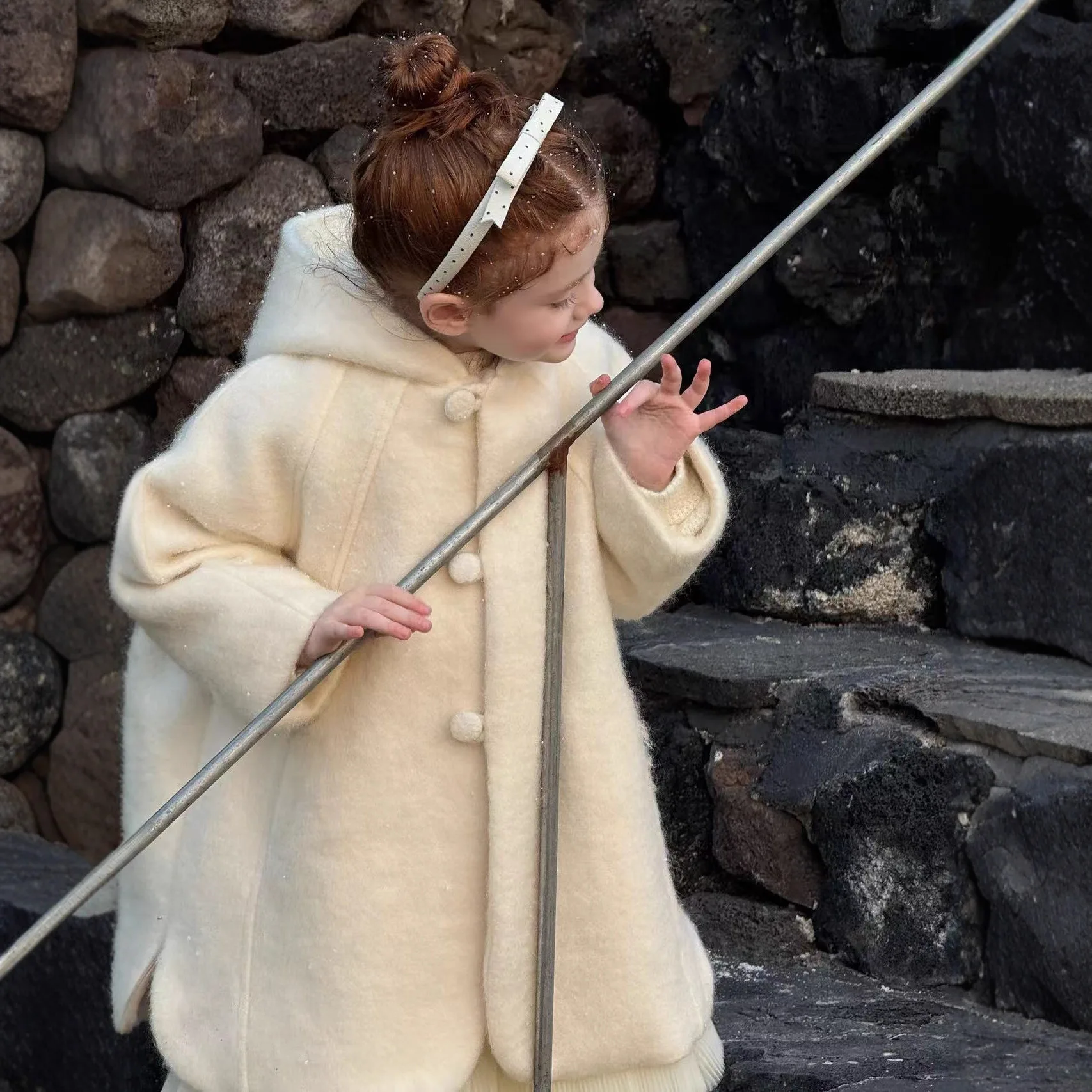 معطف الفتيات لخريف وشتاء 2025 ملابس أطفال جديدة على الطراز الكوري للفتيات الصغيرات معطف سميك من الصوف القطني