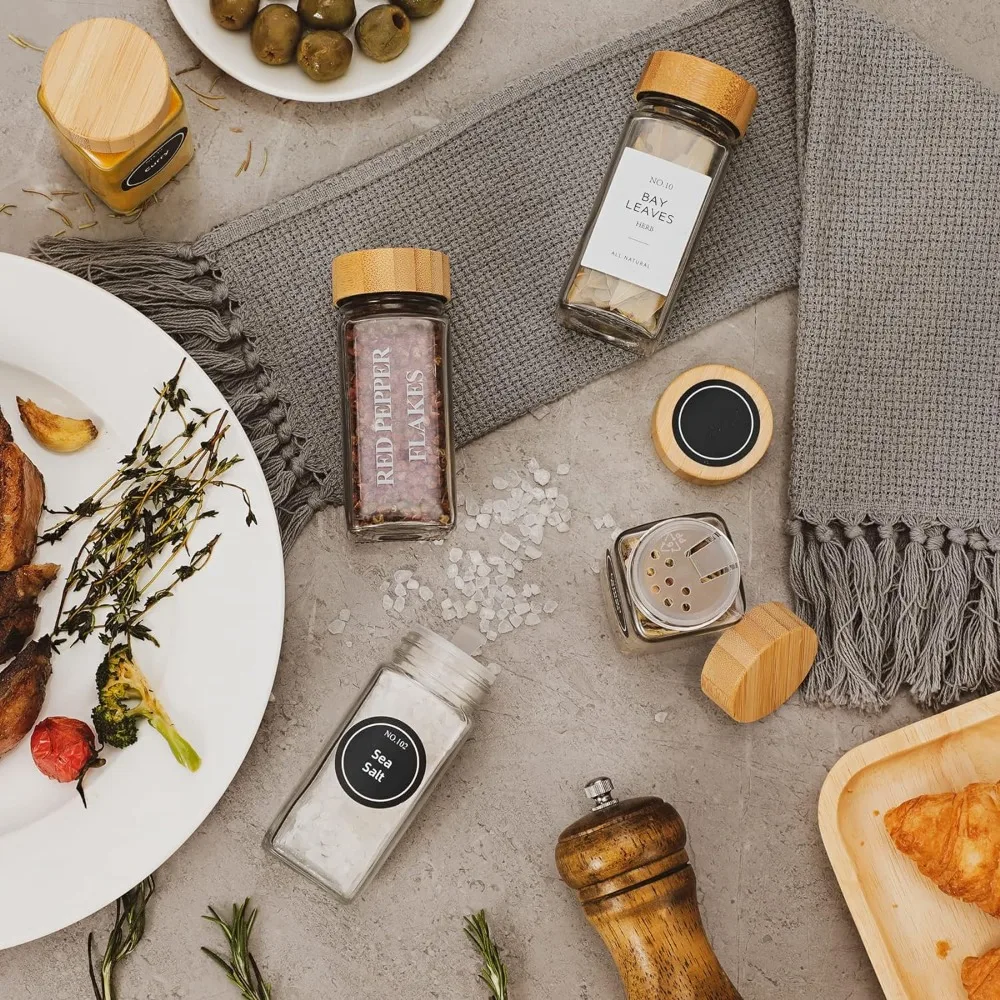 12 قطعة من برطمانات التوابل الزجاجية مع أغطية من الخيزران، برطمانات زجاجية سعة 4 أونصة مع ملصقات ملصقات توابل للمزرعة البسيطة وقمع قابل للطي