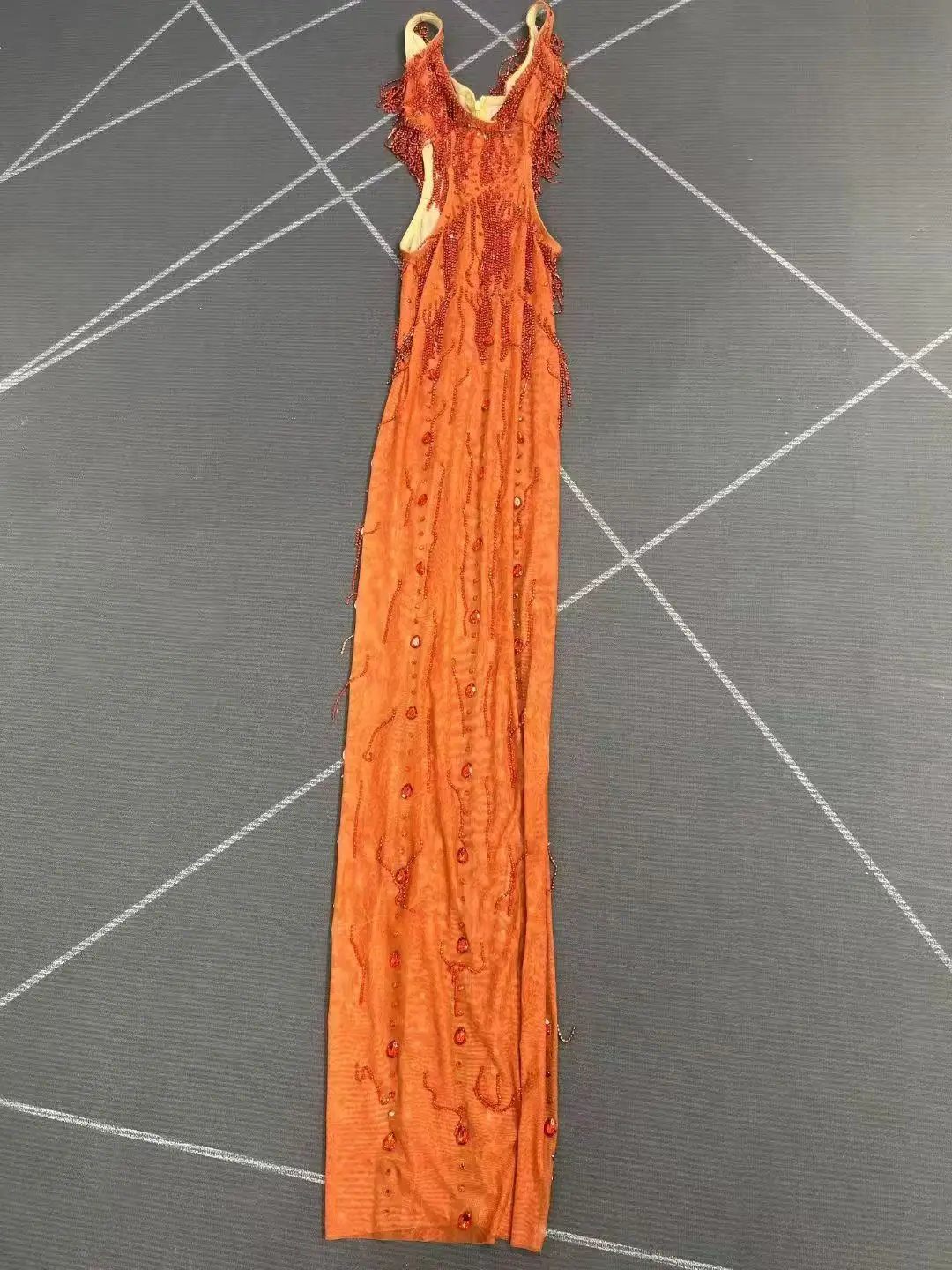 Luksusowa, błyszcząca sukienka z czerwonymi kryształkami, frędzlami, seksownymi wycięciami i siateczką, damska suknia wieczorowa na imprezę, na czerwony dywan, do sesji zdjęciowych, na scenę.