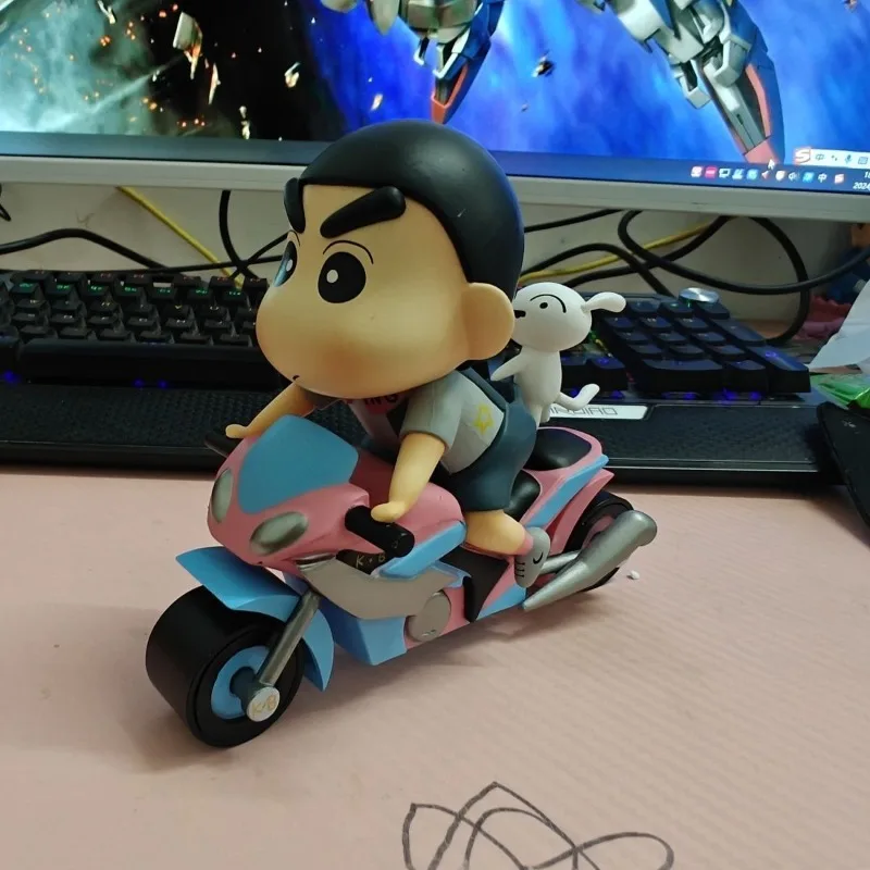 Crayon Shin-chan Shin-nohara Model Ornament moto Shin-chan con Nohara Shiro Funny Figure Tire mobile Toy regalo per bambini