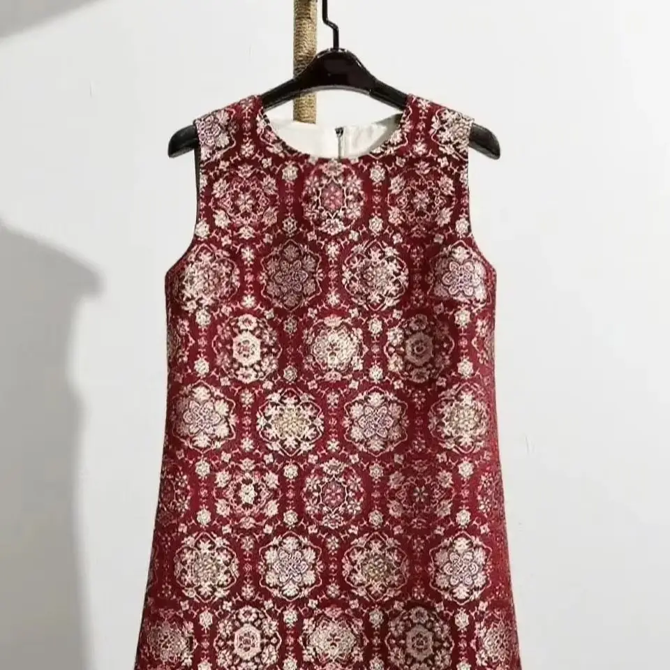 Alta qualidade vinho vermelho jacquard tecido sem mangas vestido tanque elegante o pescoço casual curto a linha vestido de luxo vestido de festa à noite