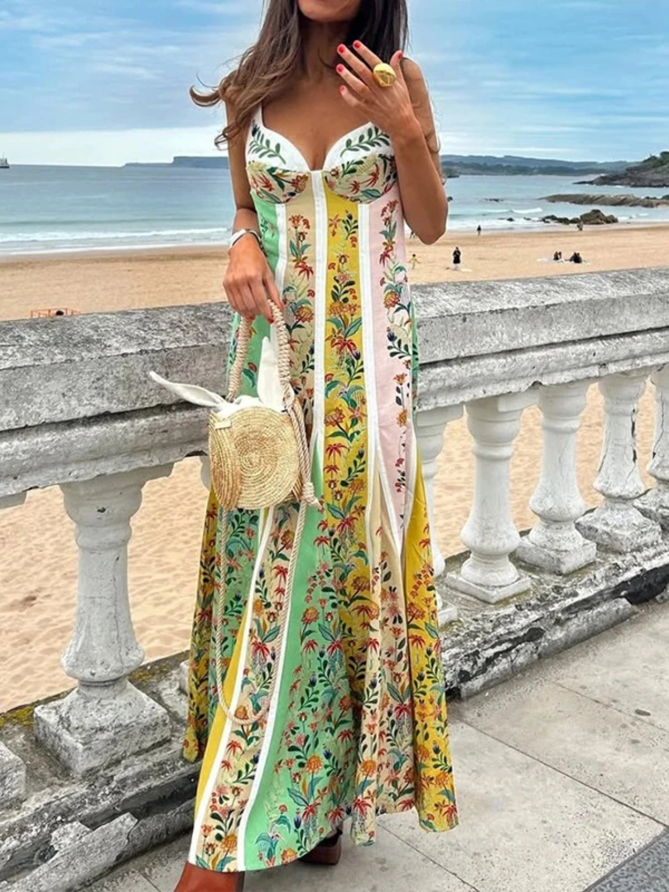 Sukienka w kwiatowy wzór w stylu boho, dopasowana, codzienna, z wysokim stanem, bez rękawów, z odkrytymi plecami, długa, elegancka.