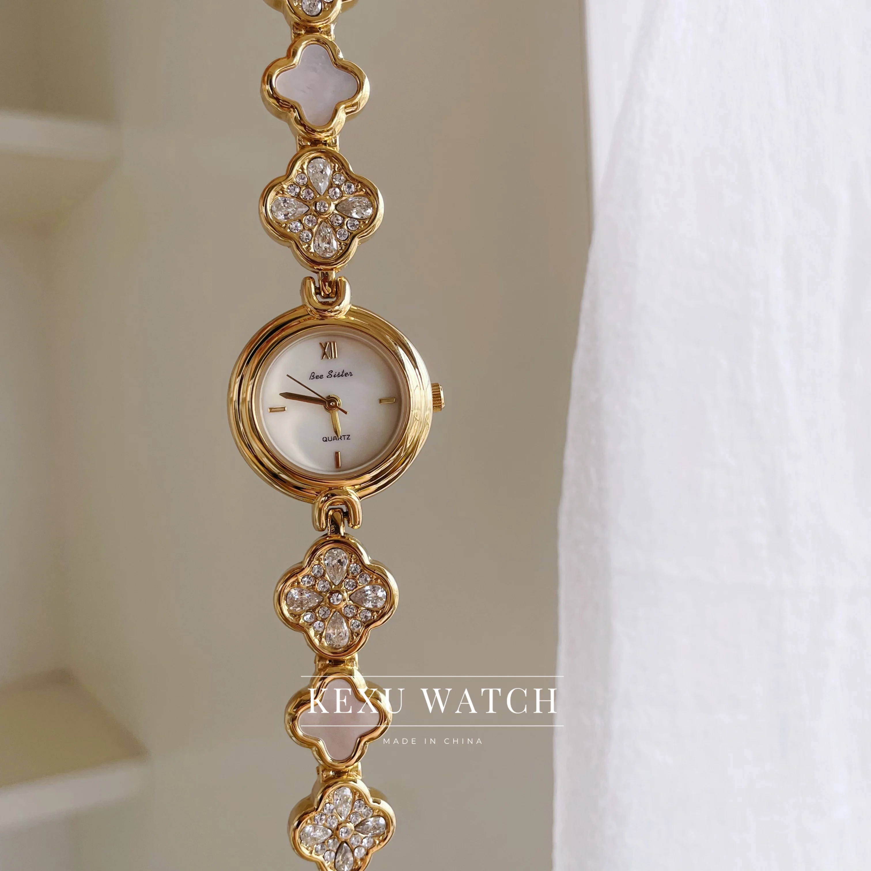 

Оптовая продажа часов BS, женские часы Bee Sister, золотые/серебряные часы с браслетом в виде четырехлистного клевера, изящные женские часы с круглым циферблатом золотого цвета
