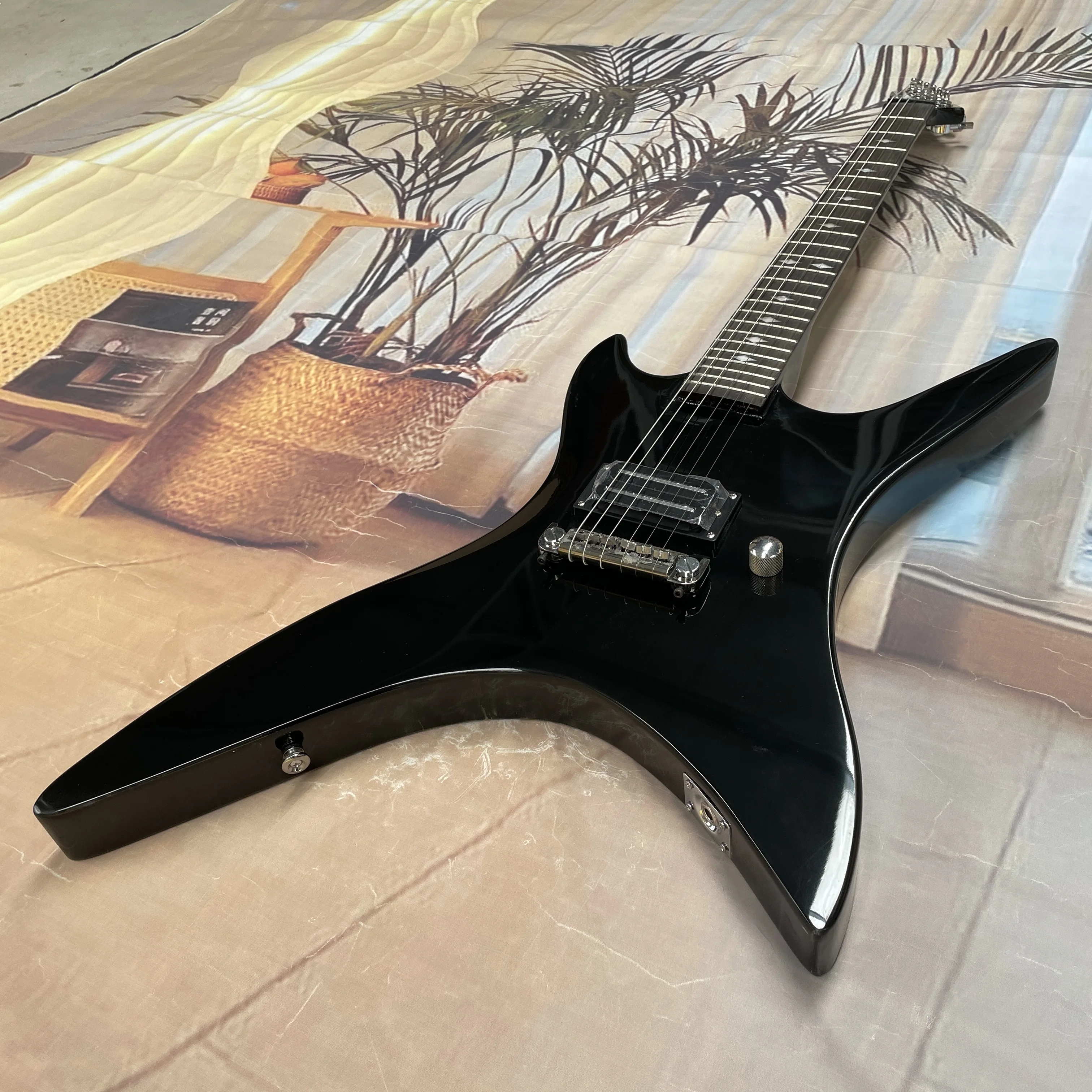 6-string black electric guitar with dual pickups and a rosewood fingerboard that feels smooth guitars. Heavy metal rock guitarra view 3