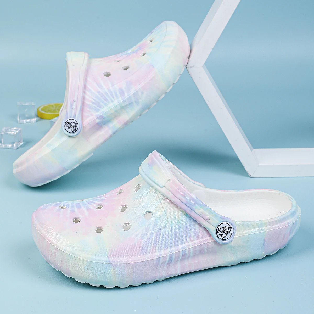 Zoccoli fantasia tie-dye alla moda da donna, zoccoli da giardino leggeri a due usura, pantofole da spiaggia estive antiscivolo e versatili