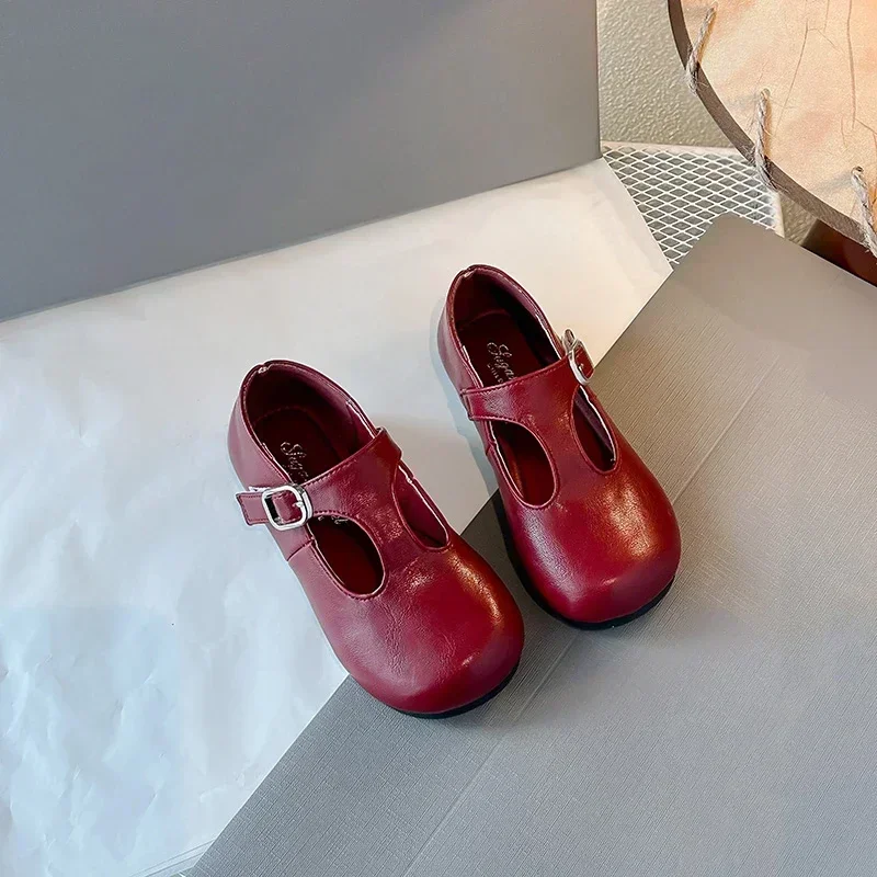 الفتيات الأميرة أحذية سوداء أصابع مستديرة 2025 موضة جديدة للأطفال أداء أحذية بولي Leather جلد عدم الانزلاق الأطفال حذاء مسطح 23-33
