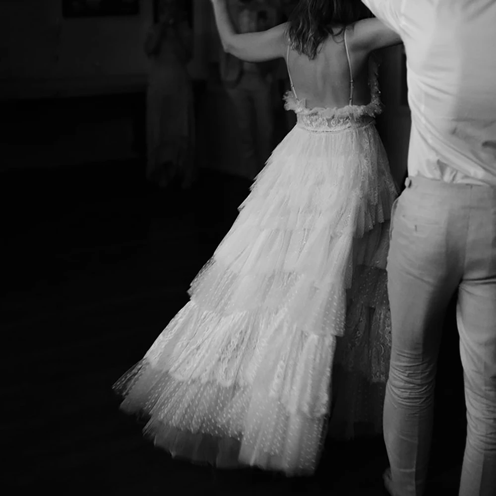 Vestido de novia de encaje en capas con tirantes finos, romántico, Espalda descubierta, cuello en V, bohemio, rústico, para playa