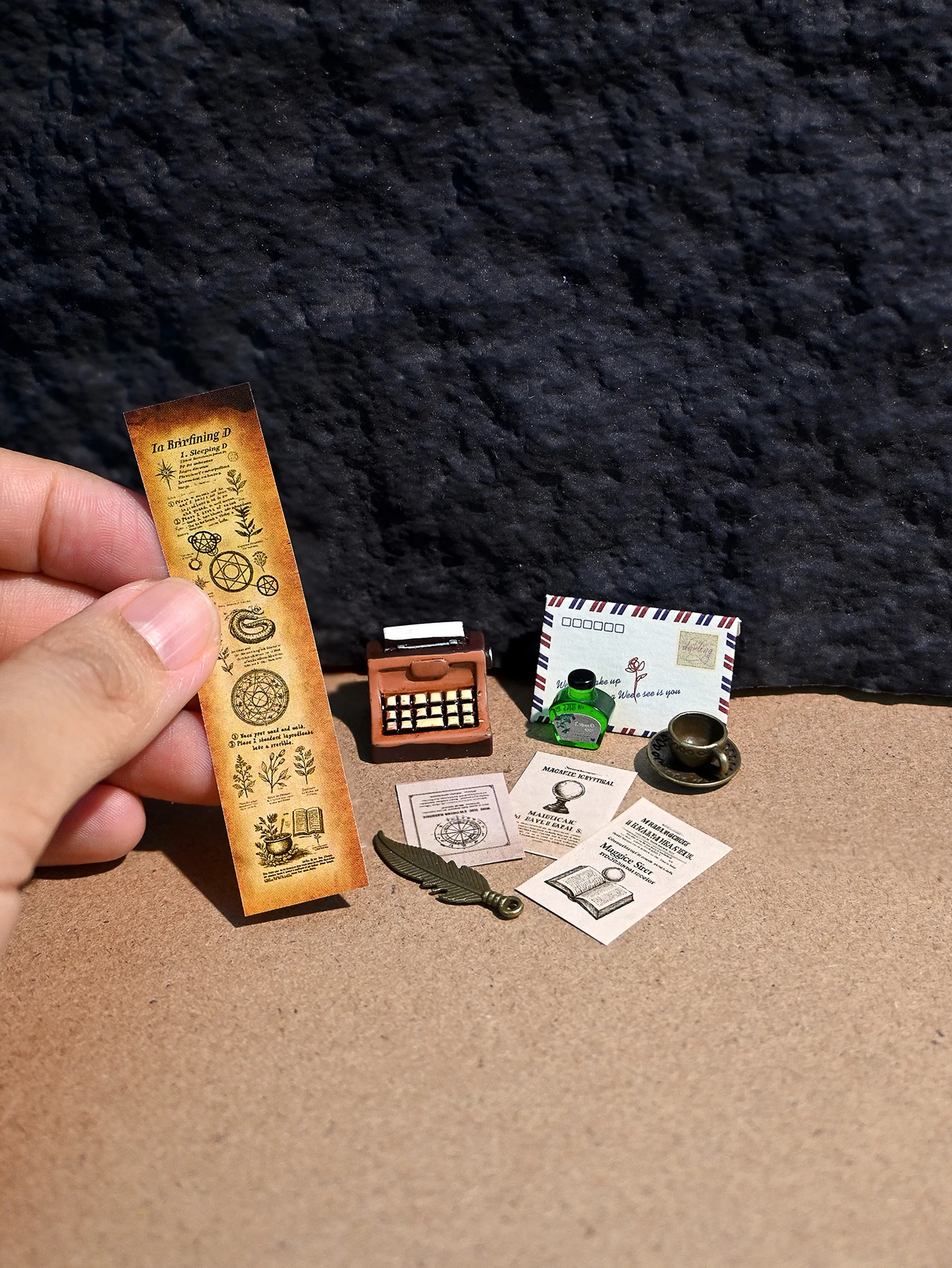 7 pièces d'ornements miniatures en forme de machine à écrire, enveloppes miniatures, adaptées aux dioramas, maisons miniatures, décors de maisons de poupées, accessoires de décoration pour maisons de poupées 1/6, 1/12, accessoires de photographie, ornements de micro-paysages, décorations miniatures, petits cadeaux, objets de décoration pour la maison