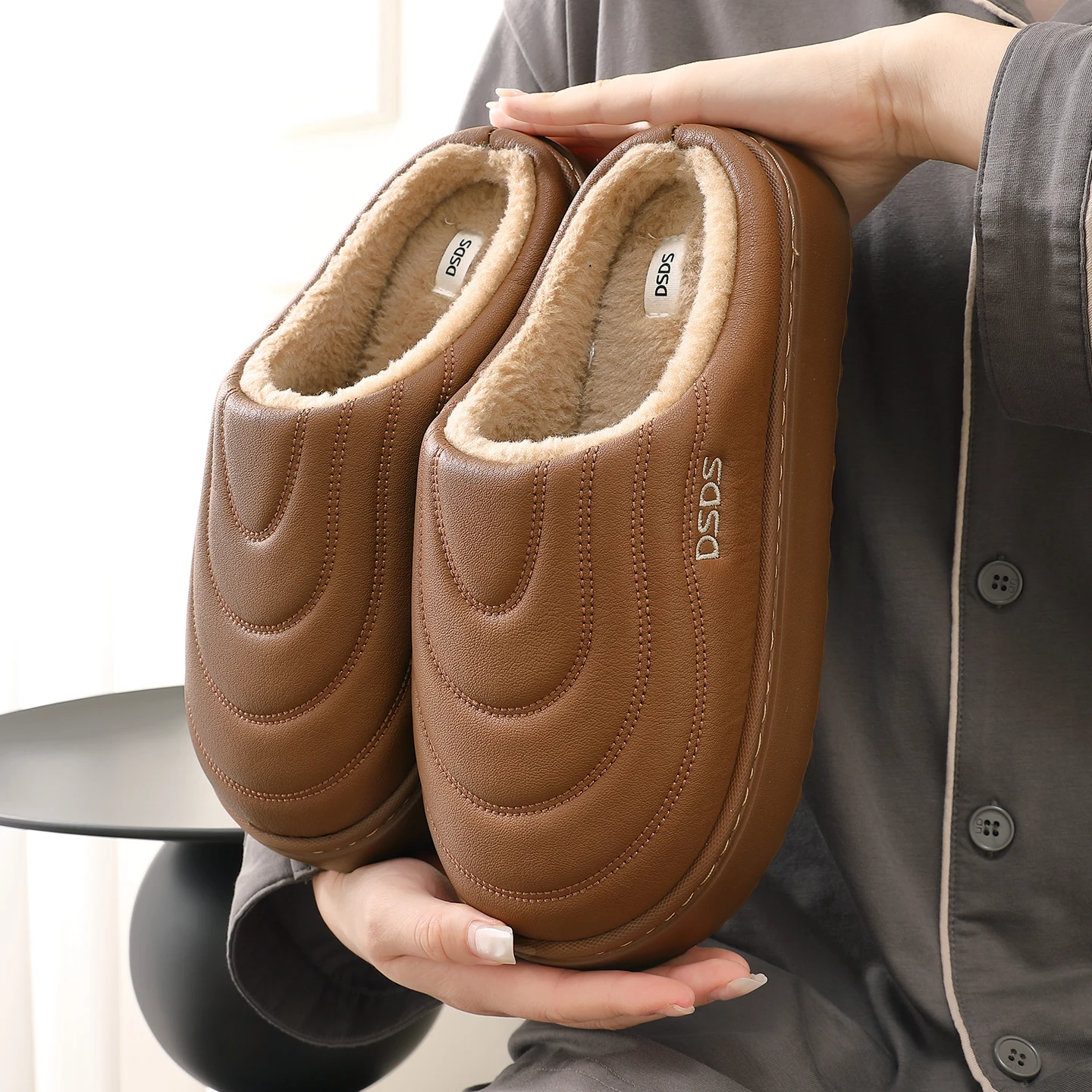 Winterwarme Plüsch-Hausschuhe, wasserdicht, rutschfest, mit dickem Fell, für drinnen und draußen, gemütliche Schuhe für kaltes Wetter, für Damen und Herren. – Detail 25