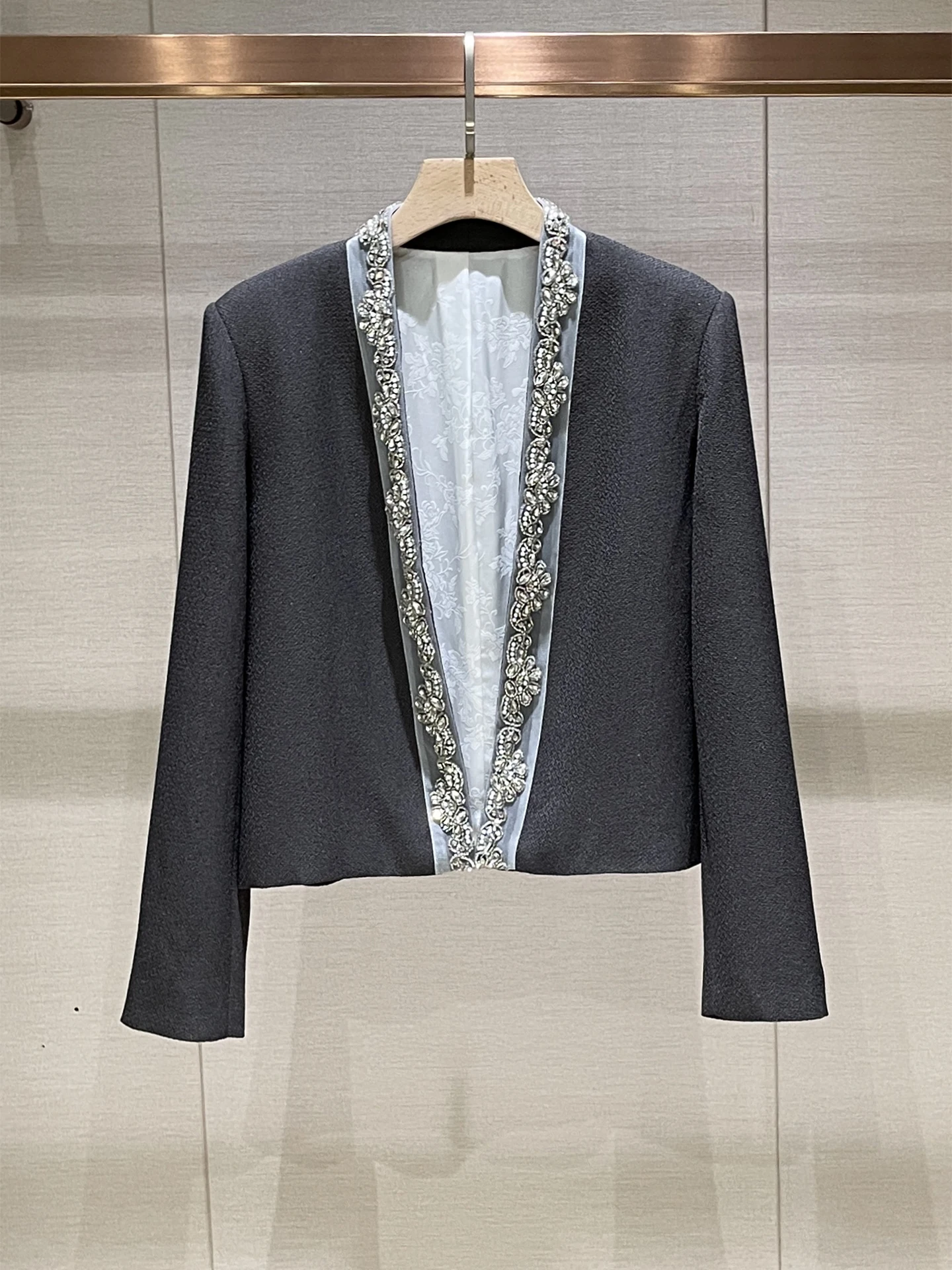 

Cool Ele Bla Long Sve V-Ne Diamond Embellied Suit Jaet Women's Anti-Aging Faionable Casual Breathable Top