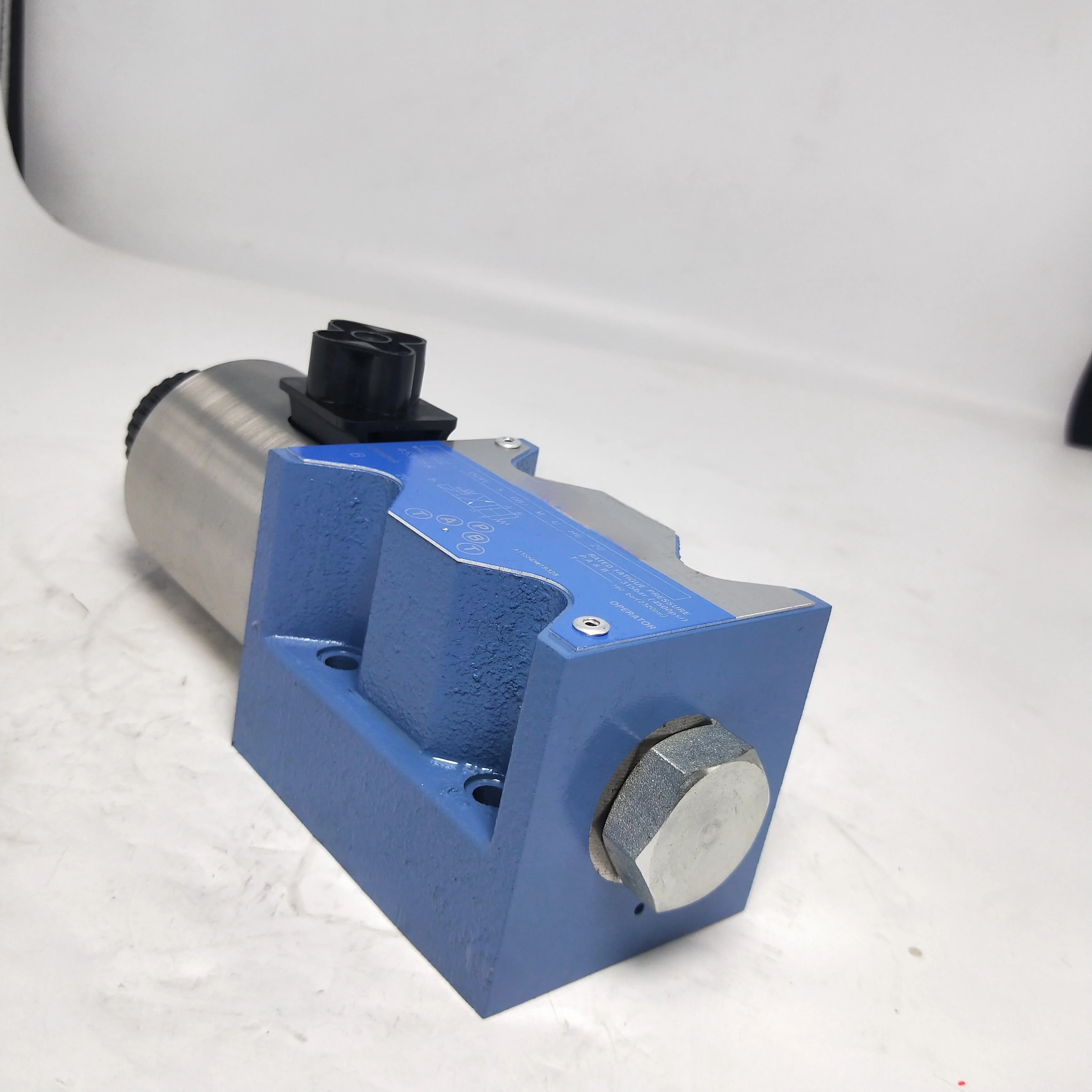 Directional Hydraulic Valve DG4V-5-2AJ-M-U-H7-29-EN124 DG4V-3-6C- M-U-A6-60 Hydraulic Solenoid Operated Valve DG4V DG5V