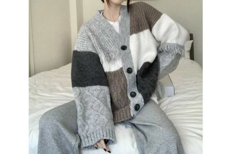 

2025 Vintage V-neck Tassel Knitted Cardigan Jacket for Women's Autumn and Winter Top Sweet Sweater