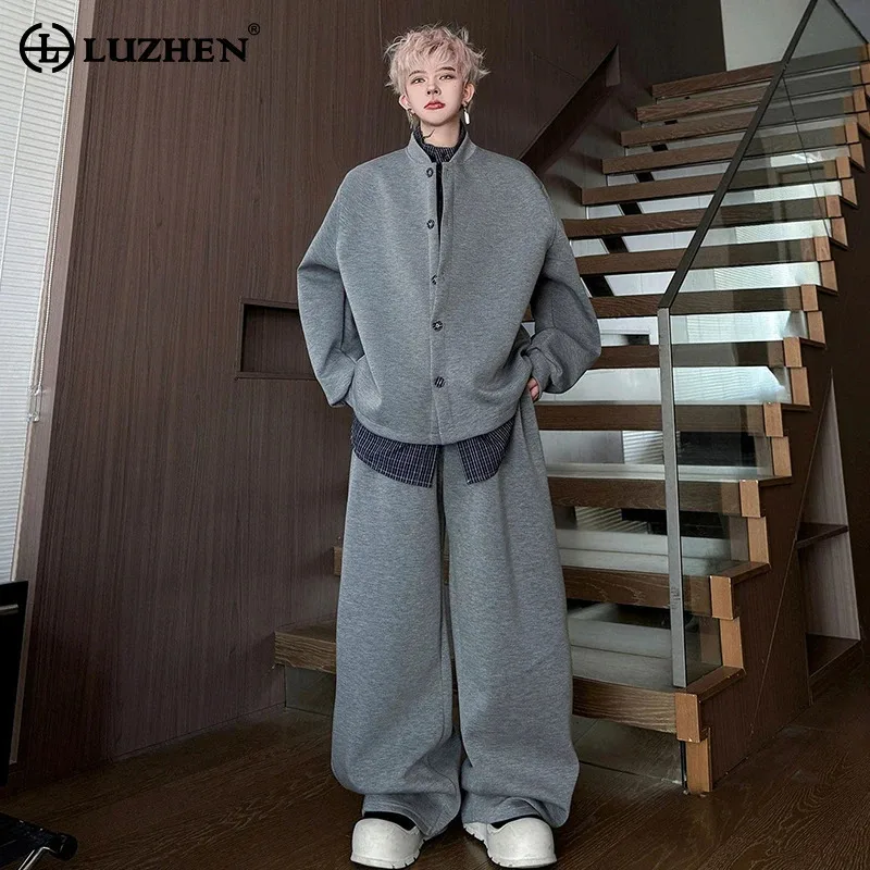 

Мужской модный комплект LUZHEN 2026: элегантный костюм-двойка с прямой свободной брючной частью и пальто с воротником-стойкой JY6113