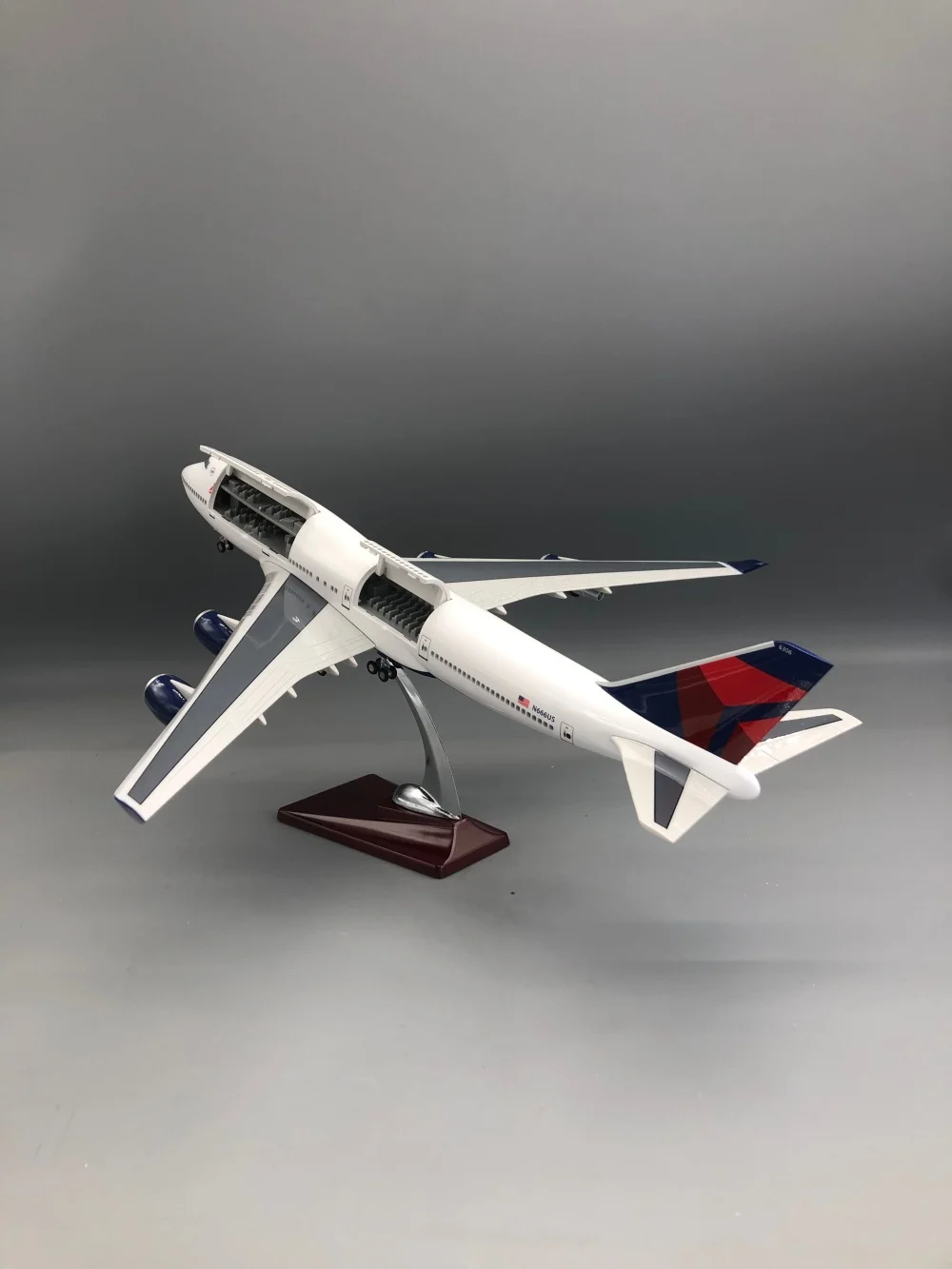 1:150 Scale Aircraft Models 47cm Delta Airways B747 Resin Collectible Plane Static Aviation With Lamp & Stand Openable Hatches
