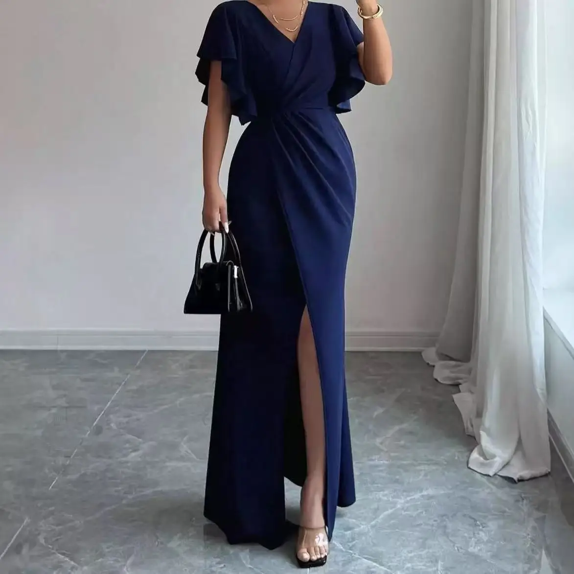 Damenkleider 2026: Elegantes, einfarbiges V-Ausschnitt-Kleid mit Rüschenärmeln, schmaler Taille und Fischschwanz-Schlitz – Damenbekleidung