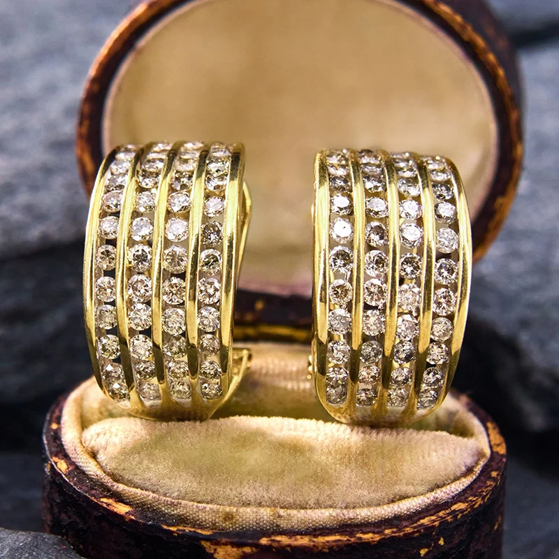 Huitan Damen-Ohrstecker, mit kubischem Zirkonia besetzt, goldfarben, luxuriös, trendig, für weibliche Ohrlochstiche, moderne Modeschmuck-Ohrringe