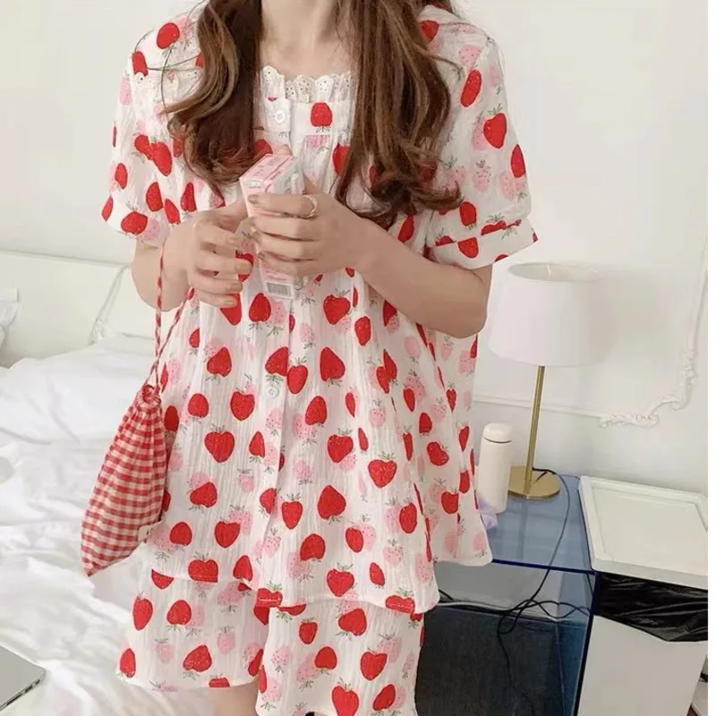 

2024 Cute Instagram Sweet Lace Strawberry Pure Cotton Pajamas Women's Summer Short sleeved Shorts Cardigan Home Fury